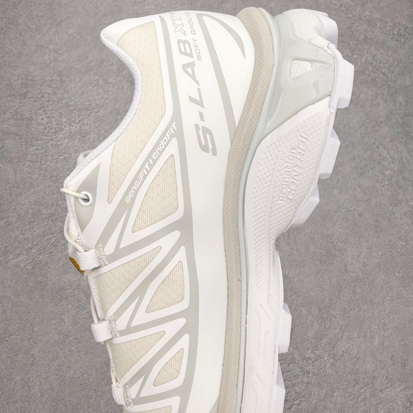 图片[7]-Salomon XT-6 萨洛蒙复古潮流户外机能登山跑鞋 纯原外贸平台特供订单 耗时半年巨作 全套原纸板楦头开发 原厂特供网布配套加持 确保原汁原味 完美呈现版型 原档数据独家私模五层组合大底 男女鞋同步官方开发至46.5 原装Ortholite轻量化鞋垫 中底布带钢印编号 原厂TPU锁扣 进口港宝加持 后跟自然饱满 还原公司包裹性 鞋面以“锯齿”状的包裹系统呈现 在基色底之下加入了各种色点缀 将公司的最新技术和时尚前卫的造型融入耐用的长跑款式中 鞋面由 TPU 薄膜制成 并焊接在高耐磨网眼上 使其既时尚又坚固 由 ACS底盘支撑 可增强稳定性和支撑力 以及由橡胶凸耳 Contragrip外底覆盖的 EVA 缓冲中底 旨在应对崎岖的地形 鞋舌上的彩色Salomon 标签、Quicklace 系统以及鞋头、鞋舌和鞋跟上的附加品牌使细节更加完美 让穿着者可以轻松驾驭户外与通勤下的任何运动生活场景 无缝鞋身户外随意纵横 颜值与脚感兼备 出街通勤 绝对非常吸睛 你值得拥有 尺码：36 36.5 37.5 38 38.5 39 40 40.5 41 42 42.5 43 44 44.5 45 注意：偏小1码-选品中心