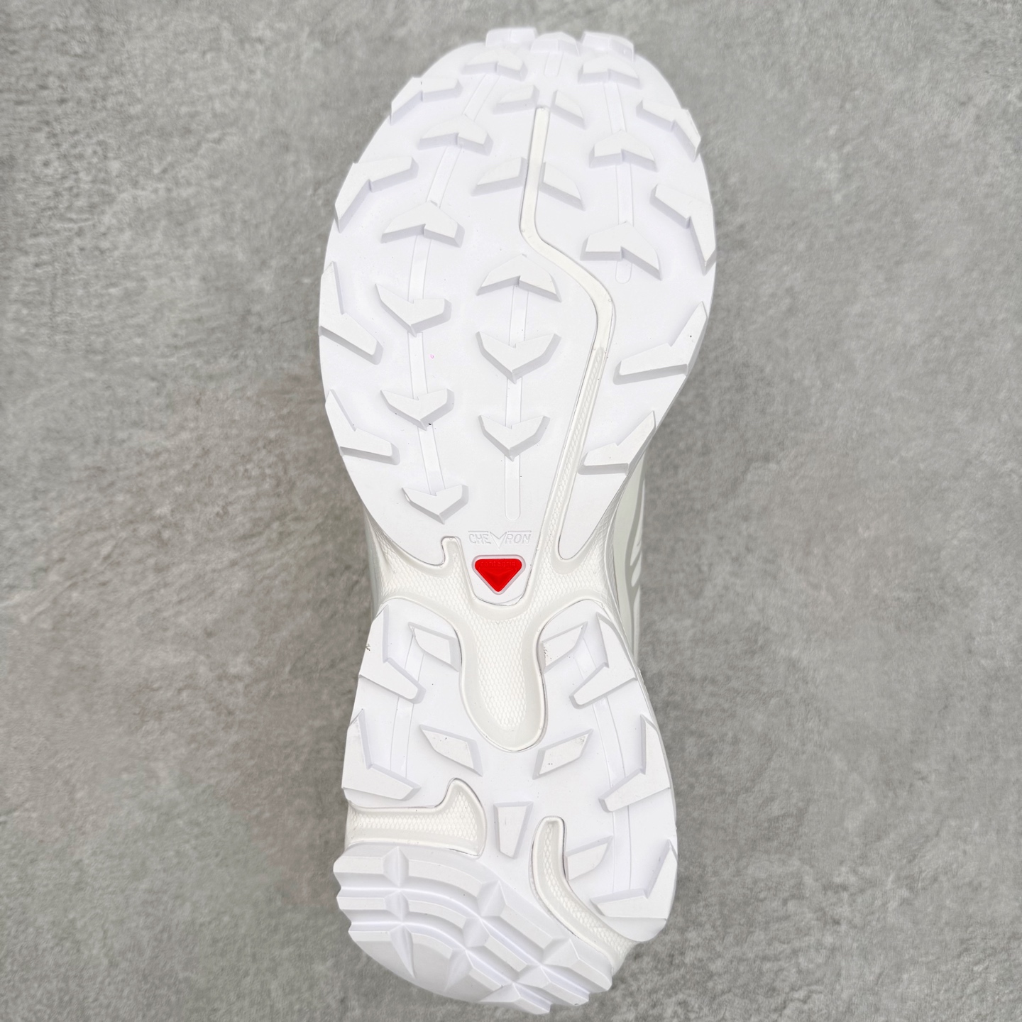 图片[9]-Salomon XT-6 萨洛蒙复古潮流户外机能登山跑鞋 纯原外贸平台特供订单 耗时半年巨作 全套原纸板楦头开发 原厂特供网布配套加持 确保原汁原味 完美呈现版型 原档数据独家私模五层组合大底 男女鞋同步官方开发至46.5 原装Ortholite轻量化鞋垫 中底布带钢印编号 原厂TPU锁扣 进口港宝加持 后跟自然饱满 还原公司包裹性 鞋面以“锯齿”状的包裹系统呈现 在基色底之下加入了各种色点缀 将公司的最新技术和时尚前卫的造型融入耐用的长跑款式中 鞋面由 TPU 薄膜制成 并焊接在高耐磨网眼上 使其既时尚又坚固 由 ACS底盘支撑 可增强稳定性和支撑力 以及由橡胶凸耳 Contragrip外底覆盖的 EVA 缓冲中底 旨在应对崎岖的地形 鞋舌上的彩色Salomon 标签、Quicklace 系统以及鞋头、鞋舌和鞋跟上的附加品牌使细节更加完美 让穿着者可以轻松驾驭户外与通勤下的任何运动生活场景 无缝鞋身户外随意纵横 颜值与脚感兼备 出街通勤 绝对非常吸睛 你值得拥有 尺码：36 36.5 37.5 38 38.5 39 40 40.5 41 42 42.5 43 44 44.5 45 注意：偏小1码-选品中心