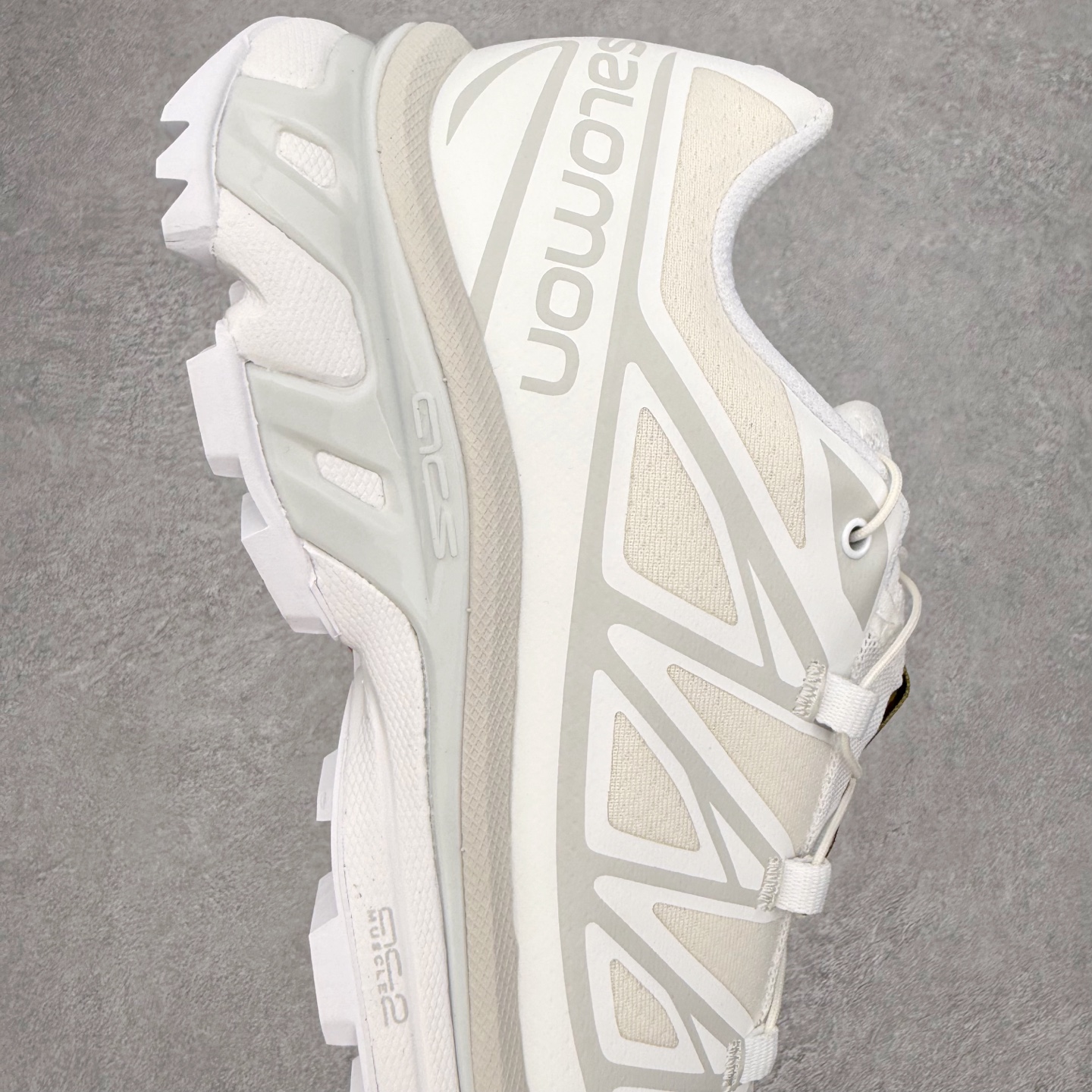 图片[6]-Salomon XT-6 萨洛蒙复古潮流户外机能登山跑鞋 纯原外贸平台特供订单 耗时半年巨作 全套原纸板楦头开发 原厂特供网布配套加持 确保原汁原味 完美呈现版型 原档数据独家私模五层组合大底 男女鞋同步官方开发至46.5 原装Ortholite轻量化鞋垫 中底布带钢印编号 原厂TPU锁扣 进口港宝加持 后跟自然饱满 还原公司包裹性 鞋面以“锯齿”状的包裹系统呈现 在基色底之下加入了各种色点缀 将公司的最新技术和时尚前卫的造型融入耐用的长跑款式中 鞋面由 TPU 薄膜制成 并焊接在高耐磨网眼上 使其既时尚又坚固 由 ACS底盘支撑 可增强稳定性和支撑力 以及由橡胶凸耳 Contragrip外底覆盖的 EVA 缓冲中底 旨在应对崎岖的地形 鞋舌上的彩色Salomon 标签、Quicklace 系统以及鞋头、鞋舌和鞋跟上的附加品牌使细节更加完美 让穿着者可以轻松驾驭户外与通勤下的任何运动生活场景 无缝鞋身户外随意纵横 颜值与脚感兼备 出街通勤 绝对非常吸睛 你值得拥有 尺码：36 36.5 37.5 38 38.5 39 40 40.5 41 42 42.5 43 44 44.5 45 注意：偏小1码-选品中心