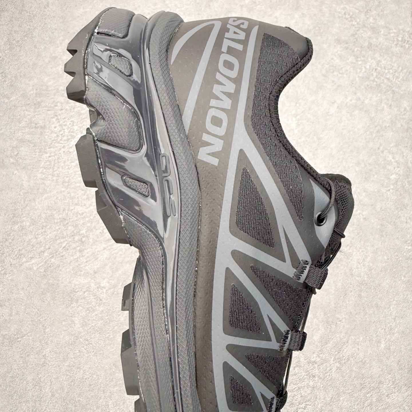 图片[6]-Salomon XT-6 萨洛蒙复古潮流户外机能登山跑鞋 纯原外贸平台特供订单 耗时半年巨作 全套原纸板楦头开发 原厂特供网布配套加持 确保原汁原味 完美呈现版型 原档数据独家私模五层组合大底 男女鞋同步官方开发至46.5 原装Ortholite轻量化鞋垫 中底布带钢印编号 原厂TPU锁扣 进口港宝加持 后跟自然饱满 还原公司包裹性 鞋面以“锯齿”状的包裹系统呈现 在基色底之下加入了各种色点缀 将公司的最新技术和时尚前卫的造型融入耐用的长跑款式中 鞋面由 TPU 薄膜制成 并焊接在高耐磨网眼上 使其既时尚又坚固 由 ACS底盘支撑 可增强稳定性和支撑力 以及由橡胶凸耳 Contragrip外底覆盖的 EVA 缓冲中底 旨在应对崎岖的地形 鞋舌上的彩色Salomon 标签、Quicklace 系统以及鞋头、鞋舌和鞋跟上的附加品牌使细节更加完美 让穿着者可以轻松驾驭户外与通勤下的任何运动生活场景 无缝鞋身户外随意纵横 颜值与脚感兼备 出街通勤 绝对非常吸睛 你值得拥有 尺码：36 36.5 37.5 38 38.5 39 40 40.5 41 42 42.5 43 44 44.5 45 注意：偏小1码-选品中心