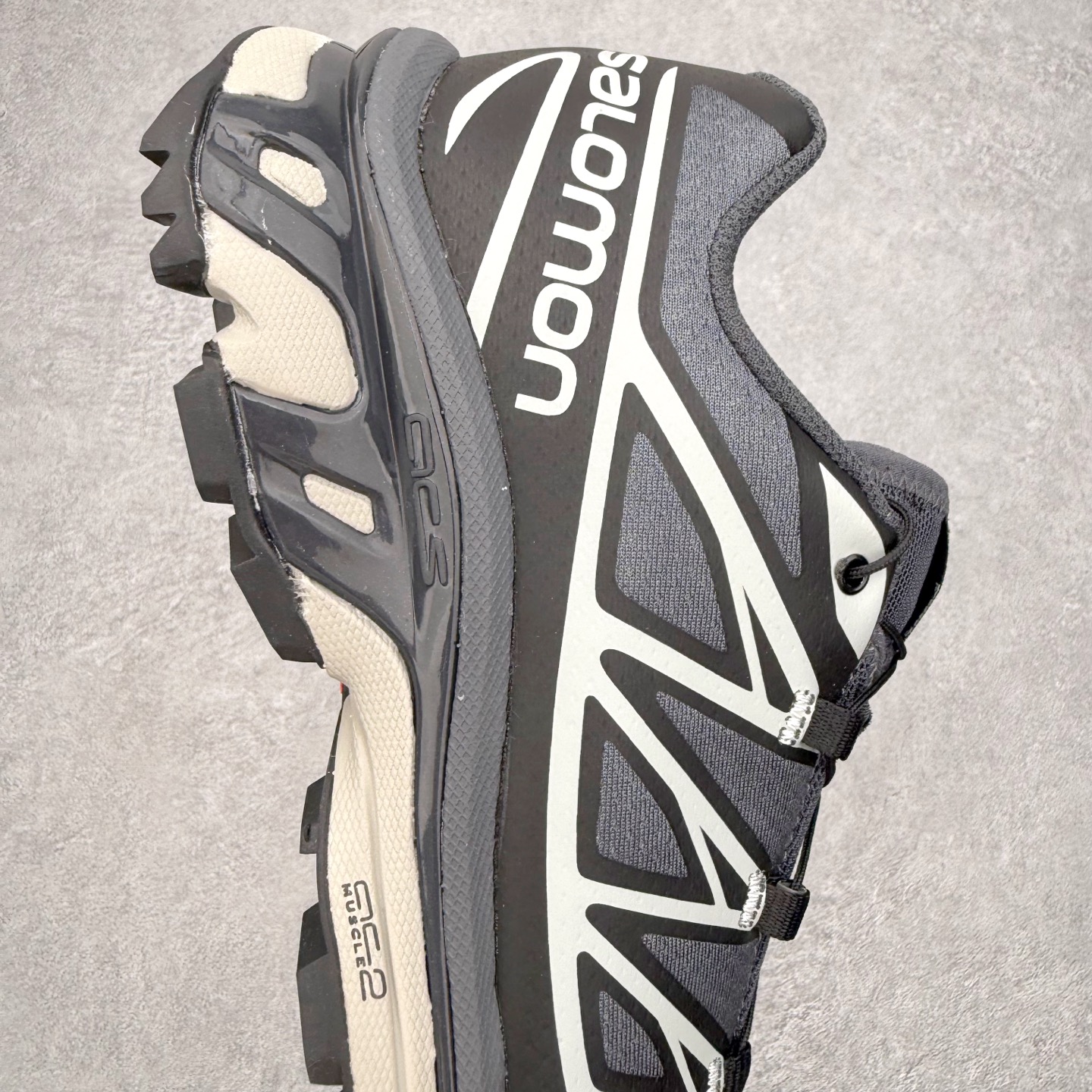 图片[6]-Salomon XT-6 萨洛蒙复古潮流户外机能登山跑鞋 纯原外贸平台特供订单 耗时半年巨作 全套原纸板楦头开发 原厂特供网布配套加持 确保原汁原味 完美呈现版型 原档数据独家私模五层组合大底 男女鞋同步官方开发至46.5 原装Ortholite轻量化鞋垫 中底布带钢印编号 原厂TPU锁扣 进口港宝加持 后跟自然饱满 还原公司包裹性 鞋面以“锯齿”状的包裹系统呈现 在基色底之下加入了各种色点缀 将公司的最新技术和时尚前卫的造型融入耐用的长跑款式中 鞋面由 TPU 薄膜制成 并焊接在高耐磨网眼上 使其既时尚又坚固 由 ACS底盘支撑 可增强稳定性和支撑力 以及由橡胶凸耳 Contragrip外底覆盖的 EVA 缓冲中底 旨在应对崎岖的地形 鞋舌上的彩色Salomon 标签、Quicklace 系统以及鞋头、鞋舌和鞋跟上的附加品牌使细节更加完美 让穿着者可以轻松驾驭户外与通勤下的任何运动生活场景 无缝鞋身户外随意纵横 颜值与脚感兼备 出街通勤 绝对非常吸睛 你值得拥有 尺码：36 36.5 37.5 38 38.5 39 40 40.5 41 42 42.5 43 44 44.5 45 注意：偏小1码-选品中心