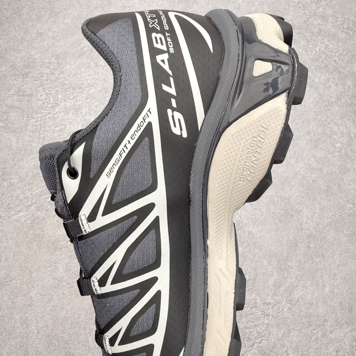 图片[7]-Salomon XT-6 萨洛蒙复古潮流户外机能登山跑鞋 纯原外贸平台特供订单 耗时半年巨作 全套原纸板楦头开发 原厂特供网布配套加持 确保原汁原味 完美呈现版型 原档数据独家私模五层组合大底 男女鞋同步官方开发至46.5 原装Ortholite轻量化鞋垫 中底布带钢印编号 原厂TPU锁扣 进口港宝加持 后跟自然饱满 还原公司包裹性 鞋面以“锯齿”状的包裹系统呈现 在基色底之下加入了各种色点缀 将公司的最新技术和时尚前卫的造型融入耐用的长跑款式中 鞋面由 TPU 薄膜制成 并焊接在高耐磨网眼上 使其既时尚又坚固 由 ACS底盘支撑 可增强稳定性和支撑力 以及由橡胶凸耳 Contragrip外底覆盖的 EVA 缓冲中底 旨在应对崎岖的地形 鞋舌上的彩色Salomon 标签、Quicklace 系统以及鞋头、鞋舌和鞋跟上的附加品牌使细节更加完美 让穿着者可以轻松驾驭户外与通勤下的任何运动生活场景 无缝鞋身户外随意纵横 颜值与脚感兼备 出街通勤 绝对非常吸睛 你值得拥有 尺码：36 36.5 37.5 38 38.5 39 40 40.5 41 42 42.5 43 44 44.5 45 注意：偏小1码-选品中心