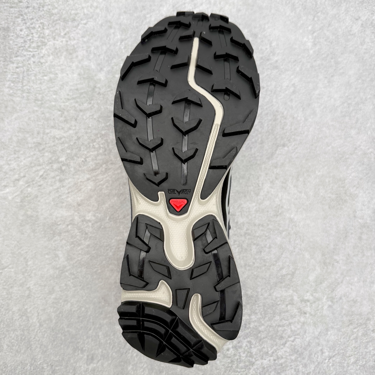 图片[9]-Salomon XT-6 萨洛蒙复古潮流户外机能登山跑鞋 纯原外贸平台特供订单 耗时半年巨作 全套原纸板楦头开发 原厂特供网布配套加持 确保原汁原味 完美呈现版型 原档数据独家私模五层组合大底 男女鞋同步官方开发至46.5 原装Ortholite轻量化鞋垫 中底布带钢印编号 原厂TPU锁扣 进口港宝加持 后跟自然饱满 还原公司包裹性 鞋面以“锯齿”状的包裹系统呈现 在基色底之下加入了各种色点缀 将公司的最新技术和时尚前卫的造型融入耐用的长跑款式中 鞋面由 TPU 薄膜制成 并焊接在高耐磨网眼上 使其既时尚又坚固 由 ACS底盘支撑 可增强稳定性和支撑力 以及由橡胶凸耳 Contragrip外底覆盖的 EVA 缓冲中底 旨在应对崎岖的地形 鞋舌上的彩色Salomon 标签、Quicklace 系统以及鞋头、鞋舌和鞋跟上的附加品牌使细节更加完美 让穿着者可以轻松驾驭户外与通勤下的任何运动生活场景 无缝鞋身户外随意纵横 颜值与脚感兼备 出街通勤 绝对非常吸睛 你值得拥有 尺码：36 36.5 37.5 38 38.5 39 40 40.5 41 42 42.5 43 44 44.5 45 注意：偏小1码-选品中心