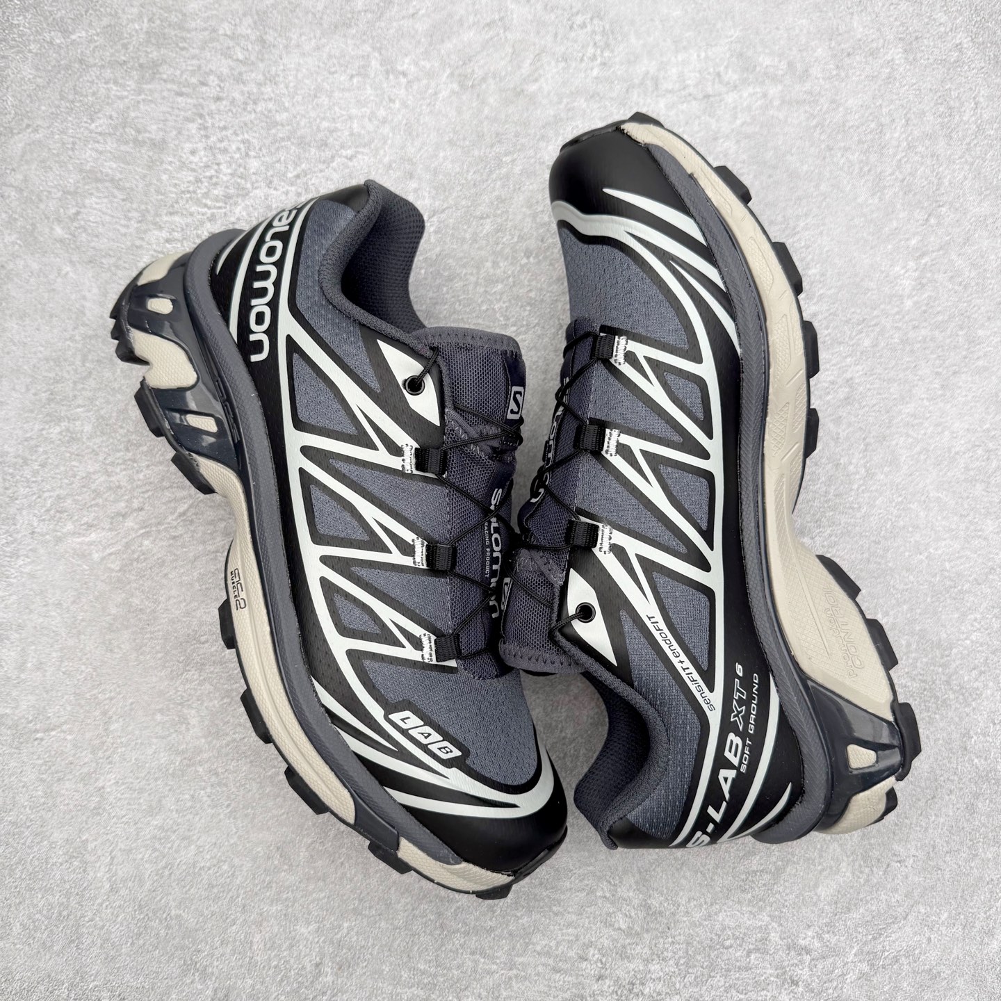 图片[3]-Salomon XT-6 萨洛蒙复古潮流户外机能登山跑鞋 纯原外贸平台特供订单 耗时半年巨作 全套原纸板楦头开发 原厂特供网布配套加持 确保原汁原味 完美呈现版型 原档数据独家私模五层组合大底 男女鞋同步官方开发至46.5 原装Ortholite轻量化鞋垫 中底布带钢印编号 原厂TPU锁扣 进口港宝加持 后跟自然饱满 还原公司包裹性 鞋面以“锯齿”状的包裹系统呈现 在基色底之下加入了各种色点缀 将公司的最新技术和时尚前卫的造型融入耐用的长跑款式中 鞋面由 TPU 薄膜制成 并焊接在高耐磨网眼上 使其既时尚又坚固 由 ACS底盘支撑 可增强稳定性和支撑力 以及由橡胶凸耳 Contragrip外底覆盖的 EVA 缓冲中底 旨在应对崎岖的地形 鞋舌上的彩色Salomon 标签、Quicklace 系统以及鞋头、鞋舌和鞋跟上的附加品牌使细节更加完美 让穿着者可以轻松驾驭户外与通勤下的任何运动生活场景 无缝鞋身户外随意纵横 颜值与脚感兼备 出街通勤 绝对非常吸睛 你值得拥有 尺码：36 36.5 37.5 38 38.5 39 40 40.5 41 42 42.5 43 44 44.5 45 注意：偏小1码-选品中心