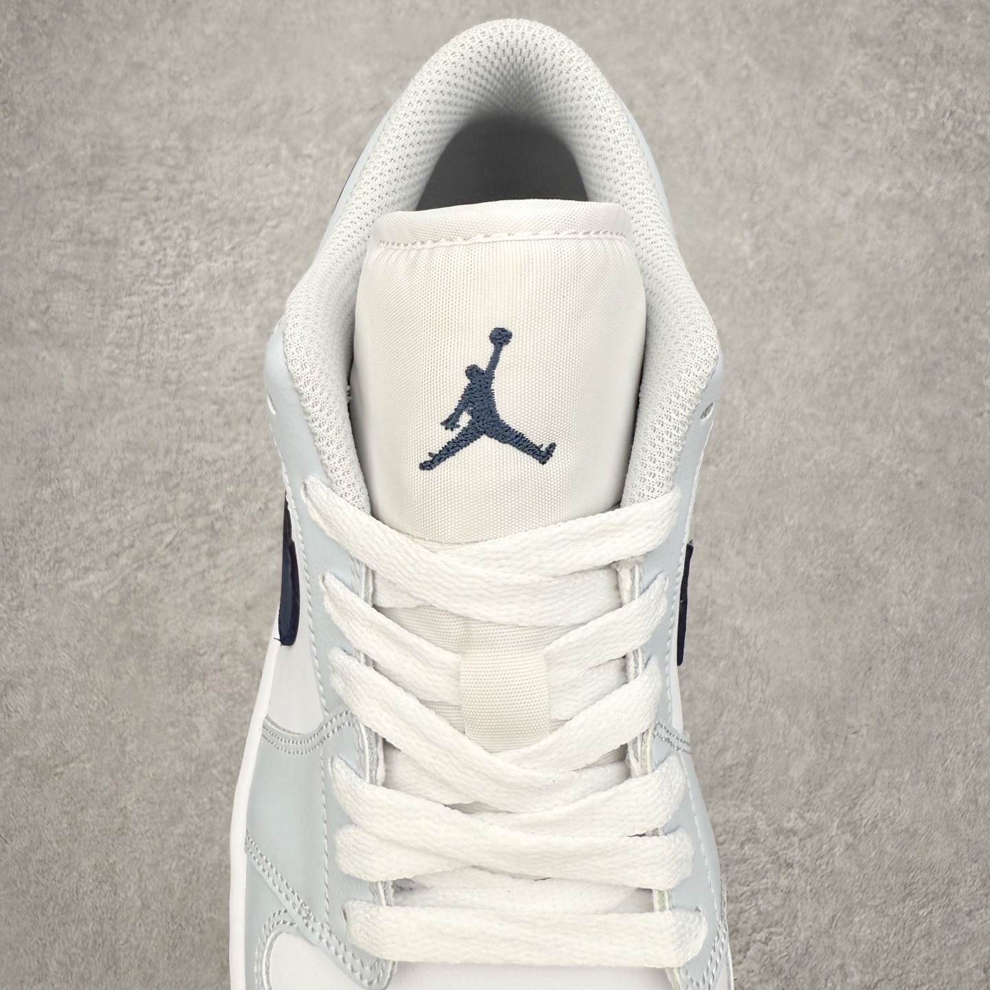 图片[5]-＃K版 Air Jordan AJ1 Low 低帮 553558-400 全新流水线出品 DT版本唯一平替选择 市场第二梯队最强版 全部原鞋开发 原楦原纸板开发 全鞋电脑针车 原厂内置全掌气垫 原盒内在原标 唯一Zp原版鞋带绑法 免检产品 全新2022版型 全头层皮料 完美零毛边处理 原厂配置全掌气垫 价格定位良心 几十个配色陆续出货 实拍调校N版已经零色差零失真 百分百还原实物色彩所见即所得 不存在货不对板色差等低级问题 选购参考实物拍摄 不混卖不参货 只用心做好货严格选品 承诺混一赔十 尺码：36 36.5 37.5 38 38.5 39 40 40.5 41 42 42.5 43 44 44.5 45-选品中心