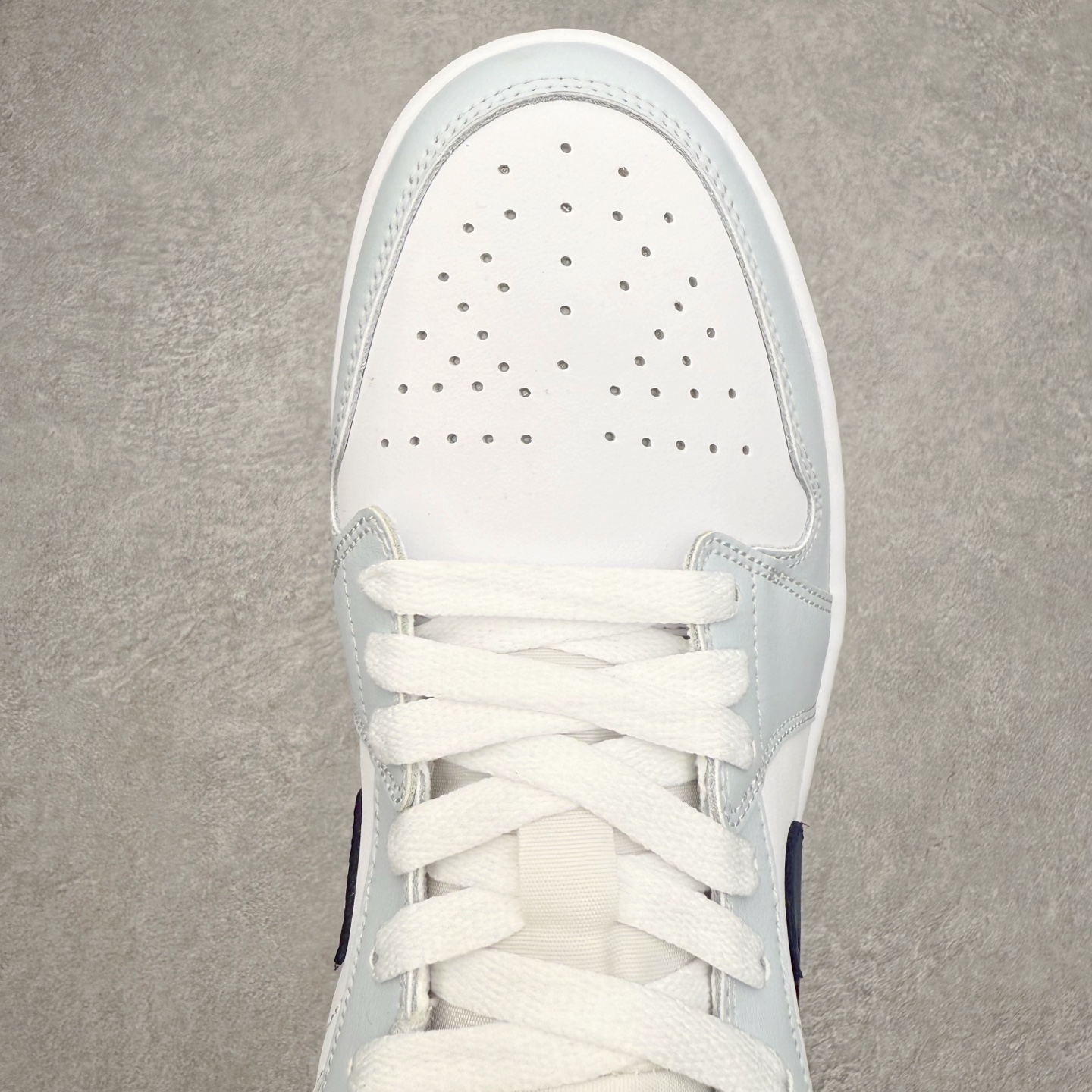 图片[4]-＃K版 Air Jordan AJ1 Low 低帮 553558-400 全新流水线出品 DT版本唯一平替选择 市场第二梯队最强版 全部原鞋开发 原楦原纸板开发 全鞋电脑针车 原厂内置全掌气垫 原盒内在原标 唯一Zp原版鞋带绑法 免检产品 全新2022版型 全头层皮料 完美零毛边处理 原厂配置全掌气垫 价格定位良心 几十个配色陆续出货 实拍调校N版已经零色差零失真 百分百还原实物色彩所见即所得 不存在货不对板色差等低级问题 选购参考实物拍摄 不混卖不参货 只用心做好货严格选品 承诺混一赔十 尺码：36 36.5 37.5 38 38.5 39 40 40.5 41 42 42.5 43 44 44.5 45-选品中心