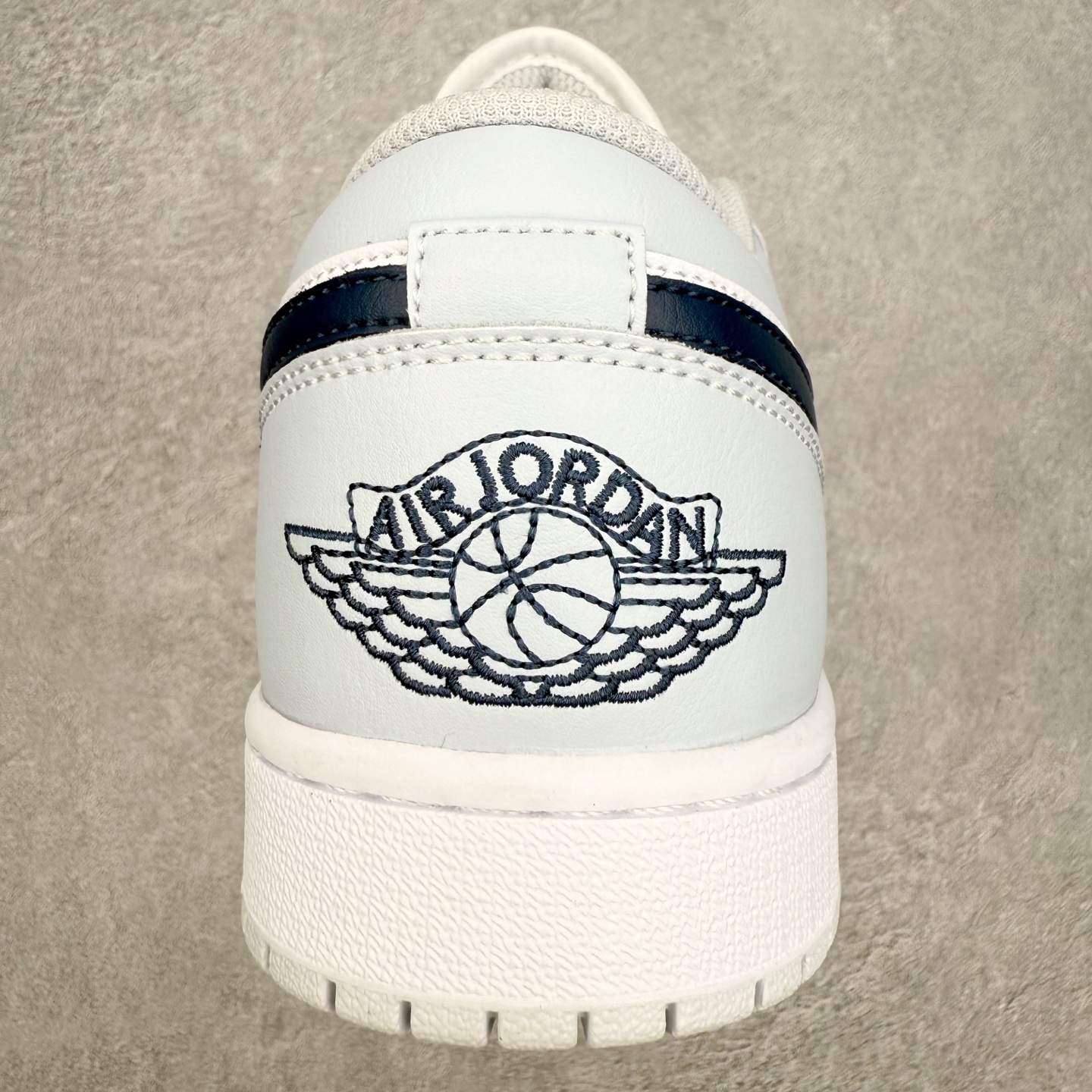 图片[8]-＃K版 Air Jordan AJ1 Low 低帮 553558-400 全新流水线出品 DT版本唯一平替选择 市场第二梯队最强版 全部原鞋开发 原楦原纸板开发 全鞋电脑针车 原厂内置全掌气垫 原盒内在原标 唯一Zp原版鞋带绑法 免检产品 全新2022版型 全头层皮料 完美零毛边处理 原厂配置全掌气垫 价格定位良心 几十个配色陆续出货 实拍调校N版已经零色差零失真 百分百还原实物色彩所见即所得 不存在货不对板色差等低级问题 选购参考实物拍摄 不混卖不参货 只用心做好货严格选品 承诺混一赔十 尺码：36 36.5 37.5 38 38.5 39 40 40.5 41 42 42.5 43 44 44.5 45-选品中心