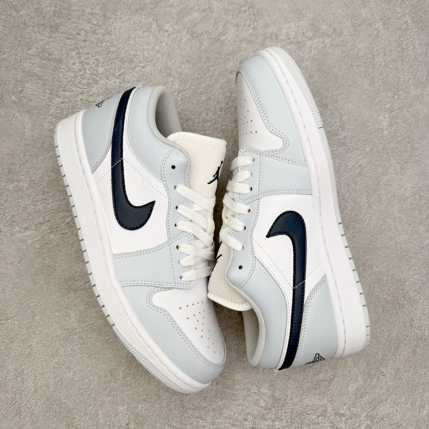 图片[3]-＃K版 Air Jordan AJ1 Low 低帮 553558-400 全新流水线出品 DT版本唯一平替选择 市场第二梯队最强版 全部原鞋开发 原楦原纸板开发 全鞋电脑针车 原厂内置全掌气垫 原盒内在原标 唯一Zp原版鞋带绑法 免检产品 全新2022版型 全头层皮料 完美零毛边处理 原厂配置全掌气垫 价格定位良心 几十个配色陆续出货 实拍调校N版已经零色差零失真 百分百还原实物色彩所见即所得 不存在货不对板色差等低级问题 选购参考实物拍摄 不混卖不参货 只用心做好货严格选品 承诺混一赔十 尺码：36 36.5 37.5 38 38.5 39 40 40.5 41 42 42.5 43 44 44.5 45-选品中心