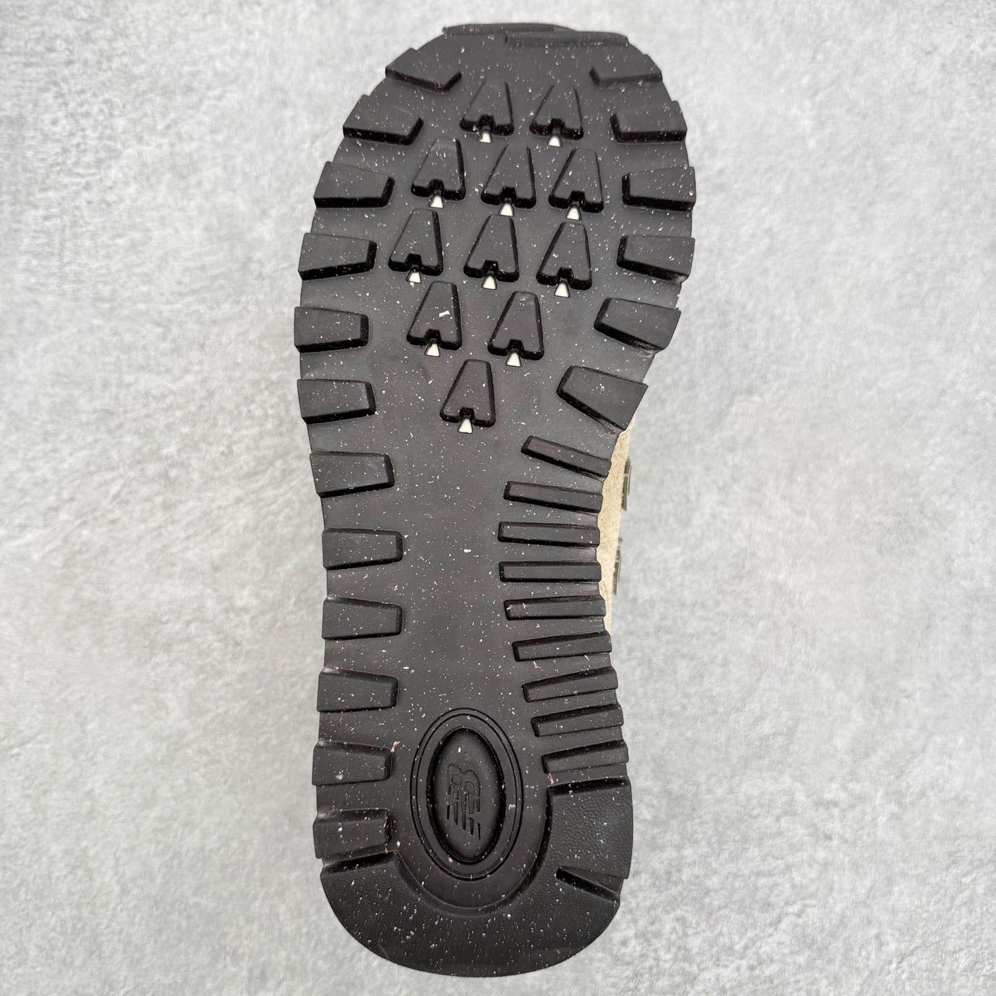 图片[9]-NB新百伦New Balance U574升级版系列低帮复古休闲运动慢跑鞋 新版NB574，妥妥美产既视感有木有。相较传统574，新版鞋跟及鞋面设计自带9系美产既视感！鞋面、内衬质感以及穿着体验更加！鞋型更流畅和饱满,鞋底增添了风格的多样化!底部升级橡胶颗粒大底,更防滑耐磨,上脚后感觉柔软且舒适。尺码：36 36.5 37.5 38 38.5 39.5 40 40.5 41.5 42 42.5 43 44 45-选品中心