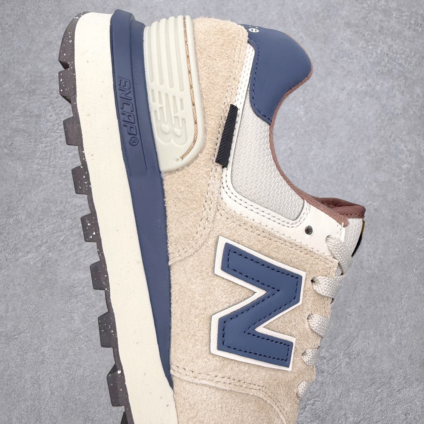 图片[6]-NB新百伦New Balance U574升级版系列低帮复古休闲运动慢跑鞋 新版NB574，妥妥美产既视感有木有。相较传统574，新版鞋跟及鞋面设计自带9系美产既视感！鞋面、内衬质感以及穿着体验更加！鞋型更流畅和饱满,鞋底增添了风格的多样化!底部升级橡胶颗粒大底,更防滑耐磨,上脚后感觉柔软且舒适。尺码：36 36.5 37.5 38 38.5 39.5 40 40.5 41.5 42 42.5 43 44 45-选品中心