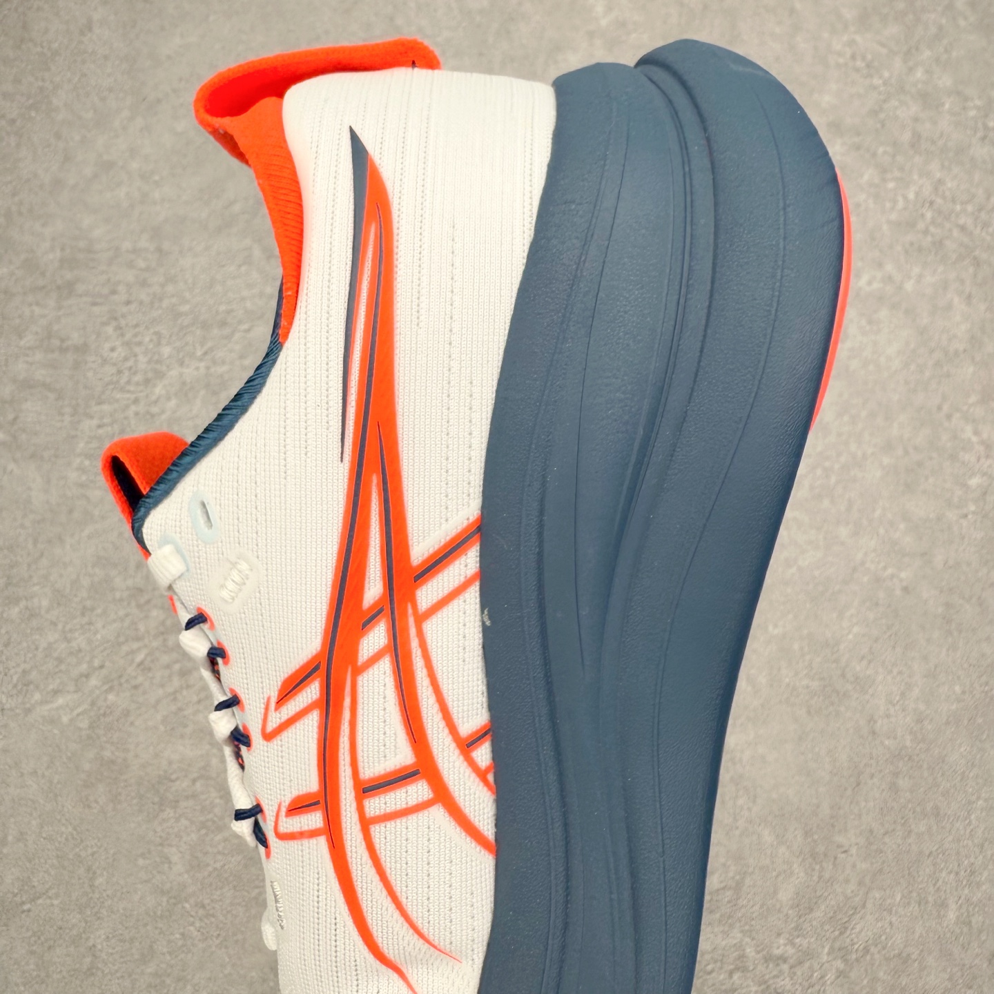 图片[7]-Asics GEL-Nimbus 28 亚瑟士缓震跑鞋 近年复古风潮的势头很旺 ASICS一直坚信保持身体的健康与活力是打造健康快乐的生活方式的最佳途径 ASICS为复古鞋型注入新设计 为玩家的街头穿搭提供了更多可能 GEL-NIMBUSTM9运动鞋最初是为中立和仰卧跑步者设计的长距离训练器 采用原始材料和关键细节重新设计 其Y2K时代的工业外观也被大胆的对比和色块所抵消 尺码：36 36.5 37.5 38 38.5 39 40 40.5 41.5 42 42.5 43.5 44 44.5 45-选品中心