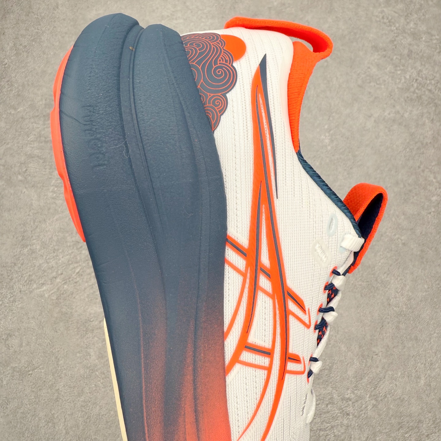 图片[6]-Asics GEL-Nimbus 28 亚瑟士缓震跑鞋 近年复古风潮的势头很旺 ASICS一直坚信保持身体的健康与活力是打造健康快乐的生活方式的最佳途径 ASICS为复古鞋型注入新设计 为玩家的街头穿搭提供了更多可能 GEL-NIMBUSTM9运动鞋最初是为中立和仰卧跑步者设计的长距离训练器 采用原始材料和关键细节重新设计 其Y2K时代的工业外观也被大胆的对比和色块所抵消 尺码：36 36.5 37.5 38 38.5 39 40 40.5 41.5 42 42.5 43.5 44 44.5 45-选品中心