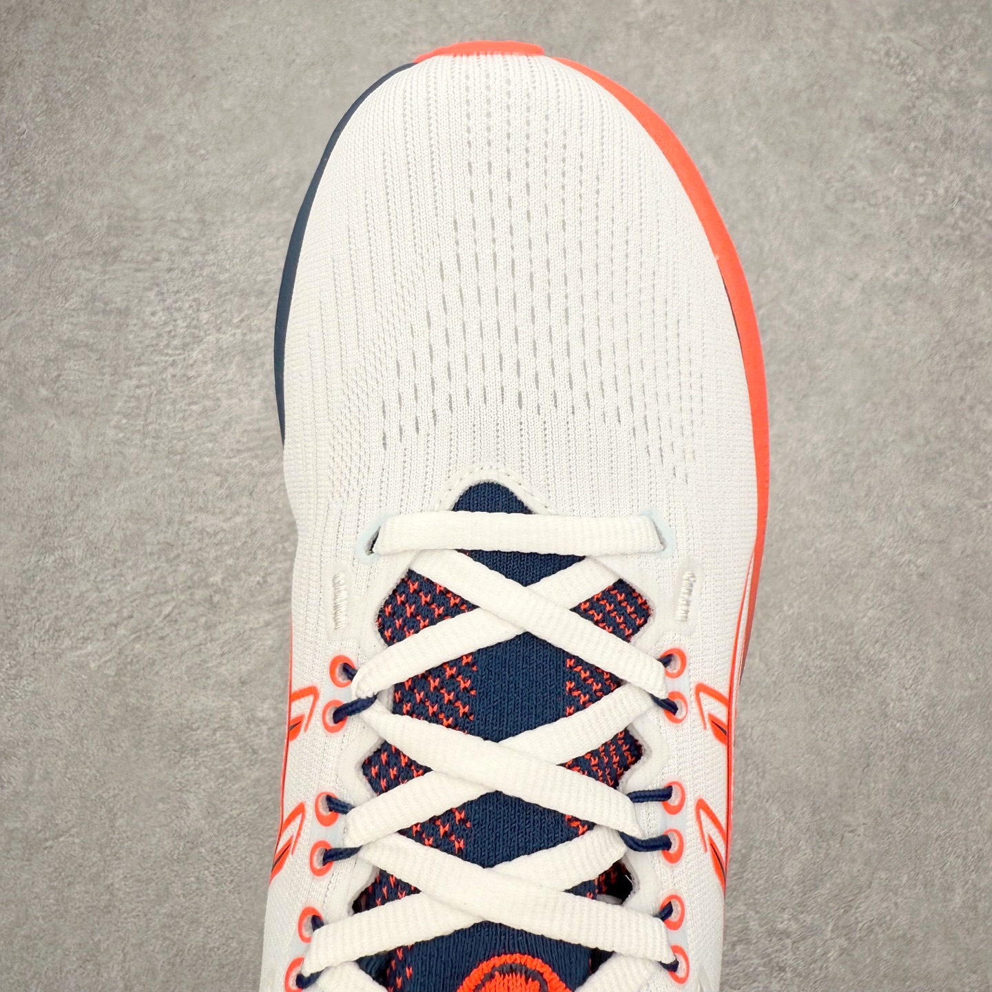 图片[4]-Asics GEL-Nimbus 28 亚瑟士缓震跑鞋 近年复古风潮的势头很旺 ASICS一直坚信保持身体的健康与活力是打造健康快乐的生活方式的最佳途径 ASICS为复古鞋型注入新设计 为玩家的街头穿搭提供了更多可能 GEL-NIMBUSTM9运动鞋最初是为中立和仰卧跑步者设计的长距离训练器 采用原始材料和关键细节重新设计 其Y2K时代的工业外观也被大胆的对比和色块所抵消 尺码：36 36.5 37.5 38 38.5 39 40 40.5 41.5 42 42.5 43.5 44 44.5 45-选品中心