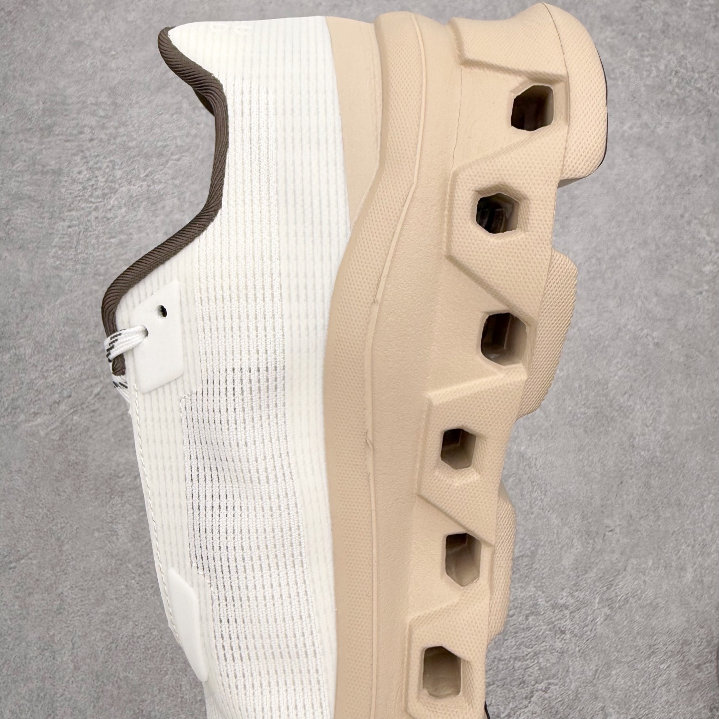 图片[7]-On昂跑 Cloudmonster Void CNY马年限定 舒适贴合跑步鞋 此运动品牌 开创于2010年 缓震着陆、强效回弹、轻柔质感的设计构思始终是ON研制关键 与此同时基于“为全球提供革新性的跑步感受”信念 陆续推出了多款跑鞋及其以专业运动人体跑步工程学为设计关键的功能性跑步服饰设备 让跑者不费力气地畅快畅跑 尺码：36 36.5 37.5 38 38.5 39 40 40.5 41 42 42.5 43 44 44.5 45-选品中心