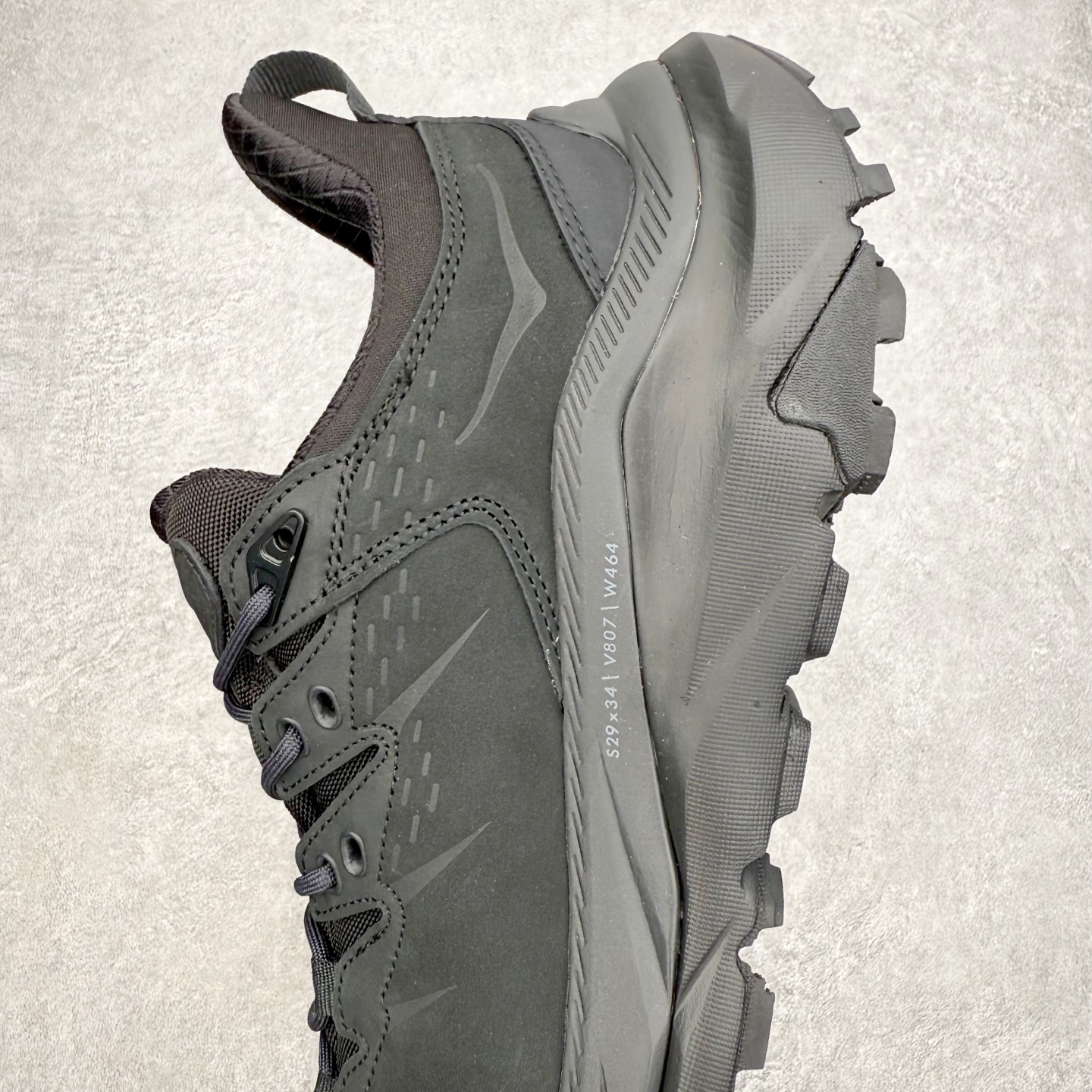 图片[7]-＃纯原福利 HOKA ONE ONE Kaha 2 GTX 耐磨減震低帮户外功能运动鞋 具有品着的重量与坐垫比 可提供顶级性能和顶级毛绒 这款低帮徒步旅行者采用带 SwallowTail™ 几何形状的HUBBLE® 鞋跟进行了更新 配备带牵引凸耳的 Vibram® Megagrip 以增加地面接触 这款开创性款式精心制作 采用GORE-TEX 鞋类面料和再生纺织品 尺码：40 40.5 41 42 42.5 43 44 44.5 45 46-选品中心