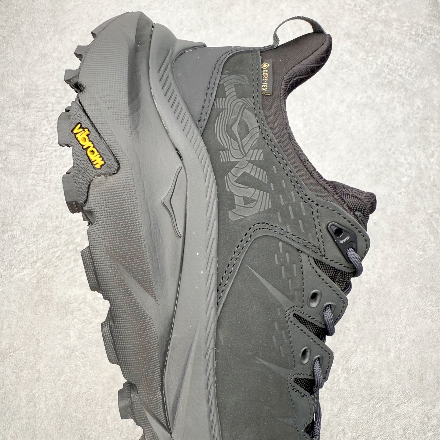 图片[6]-＃纯原福利 HOKA ONE ONE Kaha 2 GTX 耐磨減震低帮户外功能运动鞋 具有品着的重量与坐垫比 可提供顶级性能和顶级毛绒 这款低帮徒步旅行者采用带 SwallowTail™ 几何形状的HUBBLE® 鞋跟进行了更新 配备带牵引凸耳的 Vibram® Megagrip 以增加地面接触 这款开创性款式精心制作 采用GORE-TEX 鞋类面料和再生纺织品 尺码：40 40.5 41 42 42.5 43 44 44.5 45 46-选品中心