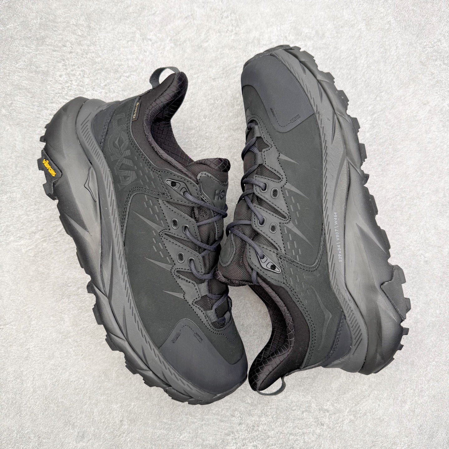 图片[3]-＃纯原福利 HOKA ONE ONE Kaha 2 GTX 耐磨減震低帮户外功能运动鞋 具有品着的重量与坐垫比 可提供顶级性能和顶级毛绒 这款低帮徒步旅行者采用带 SwallowTail™ 几何形状的HUBBLE® 鞋跟进行了更新 配备带牵引凸耳的 Vibram® Megagrip 以增加地面接触 这款开创性款式精心制作 采用GORE-TEX 鞋类面料和再生纺织品 尺码：40 40.5 41 42 42.5 43 44 44.5 45 46-选品中心