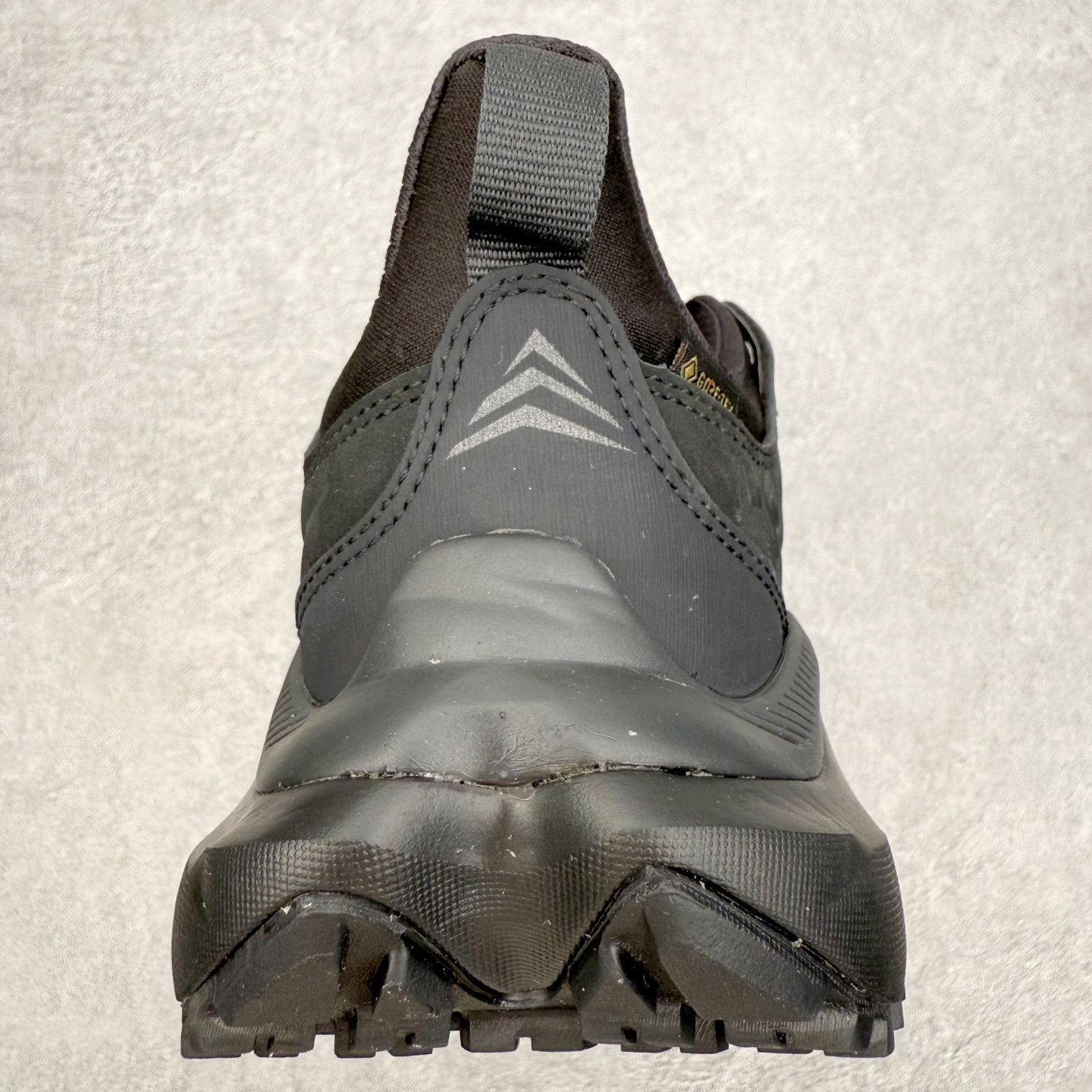 图片[8]-＃纯原福利 HOKA ONE ONE Kaha 2 GTX 耐磨減震低帮户外功能运动鞋 具有品着的重量与坐垫比 可提供顶级性能和顶级毛绒 这款低帮徒步旅行者采用带 SwallowTail™ 几何形状的HUBBLE® 鞋跟进行了更新 配备带牵引凸耳的 Vibram® Megagrip 以增加地面接触 这款开创性款式精心制作 采用GORE-TEX 鞋类面料和再生纺织品 尺码：40 40.5 41 42 42.5 43 44 44.5 45 46-选品中心