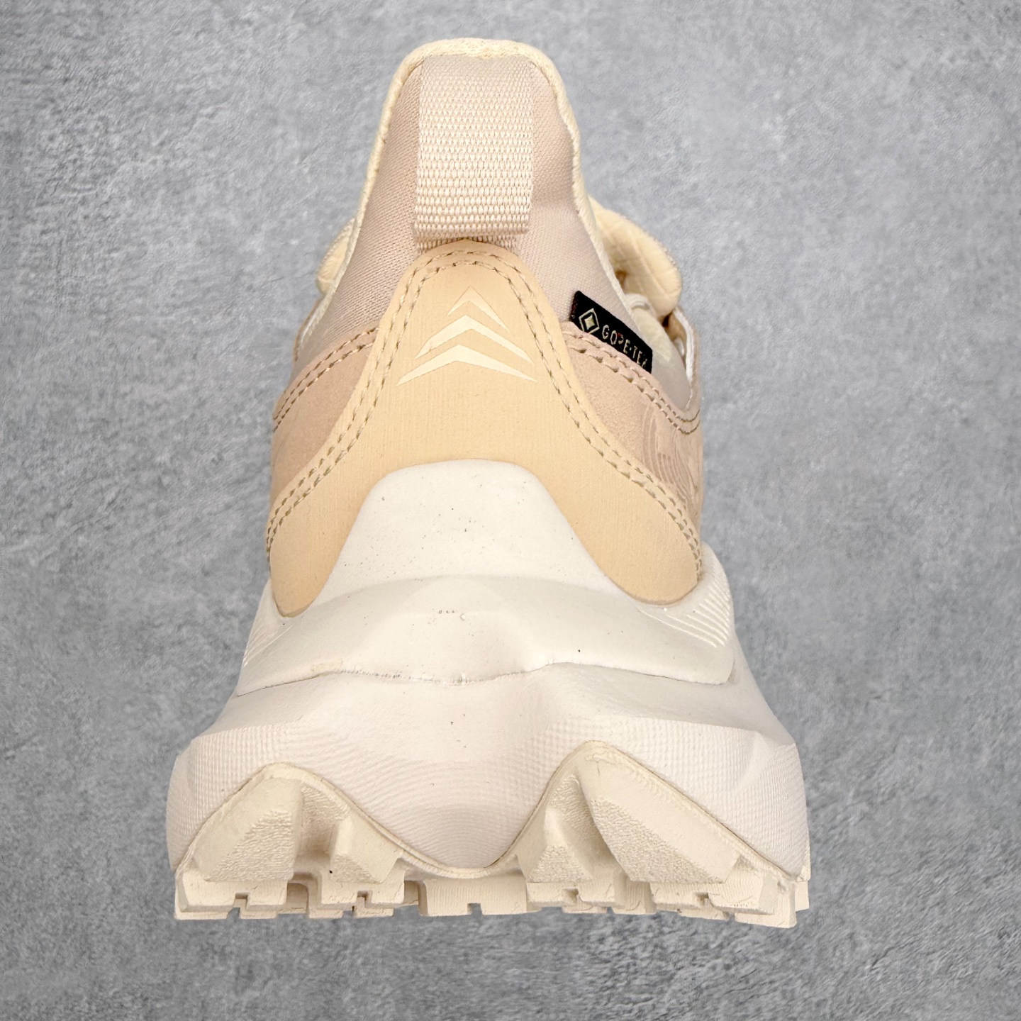 图片[8]-＃纯原福利 HOKA ONE ONE Kaha 2 GTX 耐磨減震低帮户外功能运动鞋 具有品着的重量与坐垫比 可提供顶级性能和顶级毛绒 这款低帮徒步旅行者采用带 SwallowTail™ 几何形状的HUBBLE® 鞋跟进行了更新 配备带牵引凸耳的 Vibram® Megagrip 以增加地面接触 这款开创性款式精心制作 采用GORE-TEX 鞋类面料和再生纺织品 尺码：40 40.5 41 42 42.5 43 44 44.5 45 46-选品中心