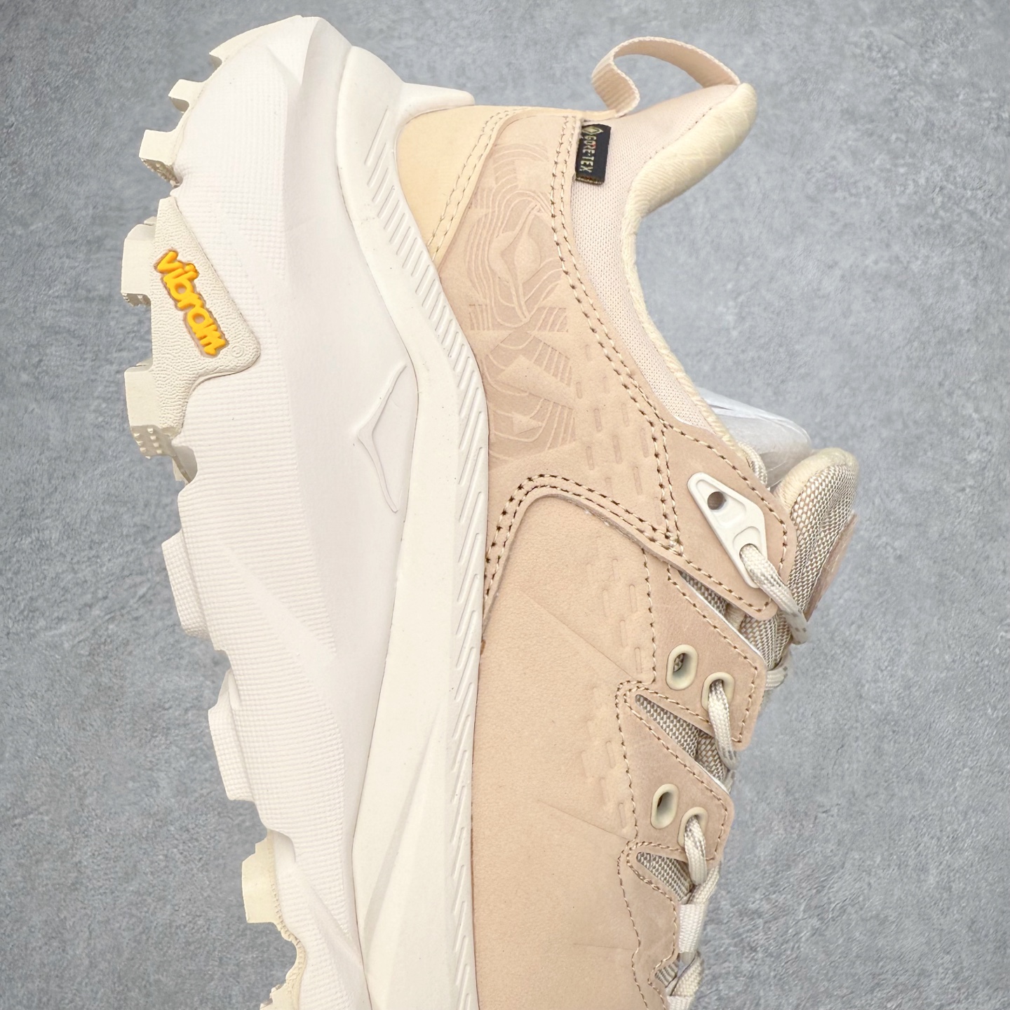 图片[6]-＃纯原福利 HOKA ONE ONE Kaha 2 GTX 耐磨減震低帮户外功能运动鞋 具有品着的重量与坐垫比 可提供顶级性能和顶级毛绒 这款低帮徒步旅行者采用带 SwallowTail™ 几何形状的HUBBLE® 鞋跟进行了更新 配备带牵引凸耳的 Vibram® Megagrip 以增加地面接触 这款开创性款式精心制作 采用GORE-TEX 鞋类面料和再生纺织品 尺码：40 40.5 41 42 42.5 43 44 44.5 45 46-选品中心