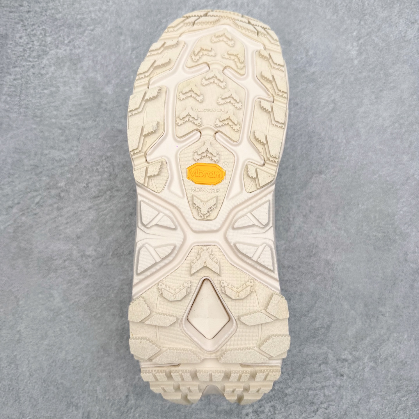 图片[9]-＃纯原福利 HOKA ONE ONE Kaha 2 GTX 耐磨減震低帮户外功能运动鞋 具有品着的重量与坐垫比 可提供顶级性能和顶级毛绒 这款低帮徒步旅行者采用带 SwallowTail™ 几何形状的HUBBLE® 鞋跟进行了更新 配备带牵引凸耳的 Vibram® Megagrip 以增加地面接触 这款开创性款式精心制作 采用GORE-TEX 鞋类面料和再生纺织品 尺码：40 40.5 41 42 42.5 43 44 44.5 45 46-选品中心