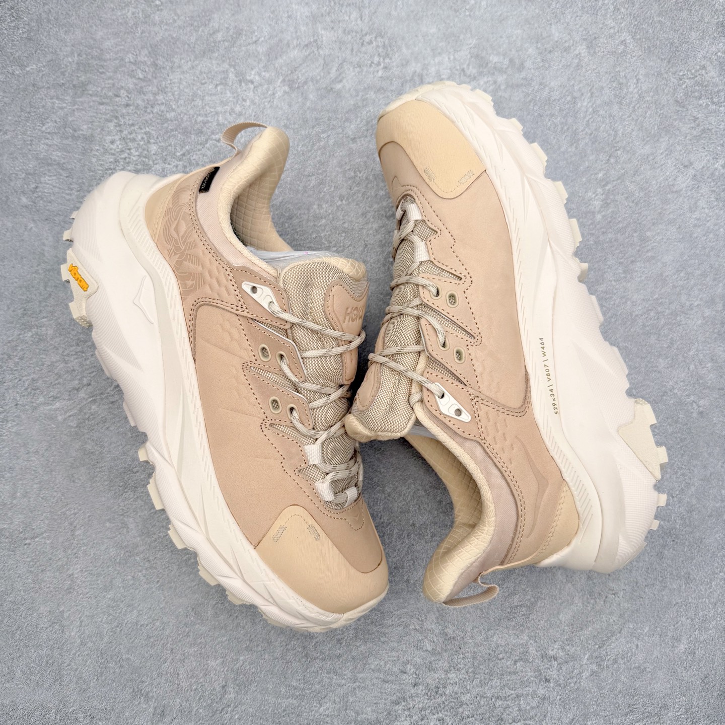 图片[3]-＃纯原福利 HOKA ONE ONE Kaha 2 GTX 耐磨減震低帮户外功能运动鞋 具有品着的重量与坐垫比 可提供顶级性能和顶级毛绒 这款低帮徒步旅行者采用带 SwallowTail™ 几何形状的HUBBLE® 鞋跟进行了更新 配备带牵引凸耳的 Vibram® Megagrip 以增加地面接触 这款开创性款式精心制作 采用GORE-TEX 鞋类面料和再生纺织品 尺码：40 40.5 41 42 42.5 43 44 44.5 45 46-选品中心