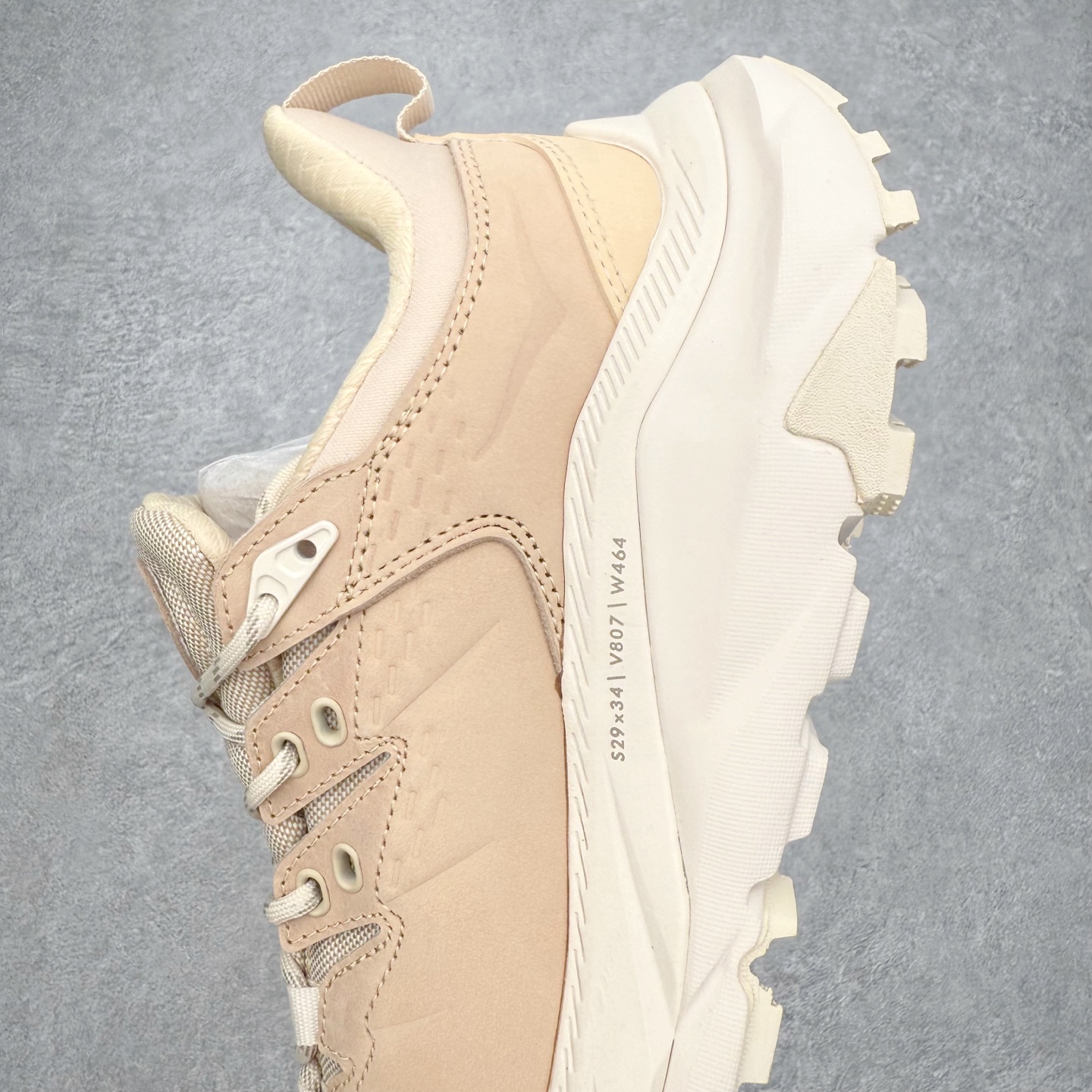 图片[7]-＃纯原福利 HOKA ONE ONE Kaha 2 GTX 耐磨減震低帮户外功能运动鞋 具有品着的重量与坐垫比 可提供顶级性能和顶级毛绒 这款低帮徒步旅行者采用带 SwallowTail™ 几何形状的HUBBLE® 鞋跟进行了更新 配备带牵引凸耳的 Vibram® Megagrip 以增加地面接触 这款开创性款式精心制作 采用GORE-TEX 鞋类面料和再生纺织品 尺码：40 40.5 41 42 42.5 43 44 44.5 45 46-选品中心