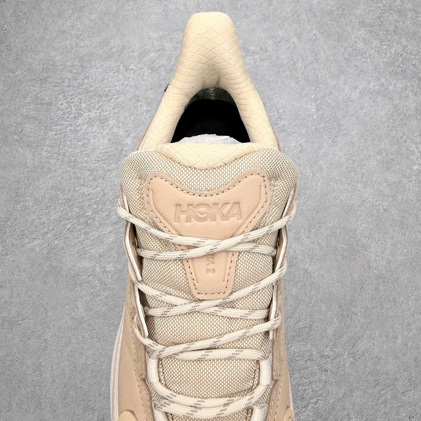 图片[5]-＃纯原福利 HOKA ONE ONE Kaha 2 GTX 耐磨減震低帮户外功能运动鞋 具有品着的重量与坐垫比 可提供顶级性能和顶级毛绒 这款低帮徒步旅行者采用带 SwallowTail™ 几何形状的HUBBLE® 鞋跟进行了更新 配备带牵引凸耳的 Vibram® Megagrip 以增加地面接触 这款开创性款式精心制作 采用GORE-TEX 鞋类面料和再生纺织品 尺码：40 40.5 41 42 42.5 43 44 44.5 45 46-选品中心