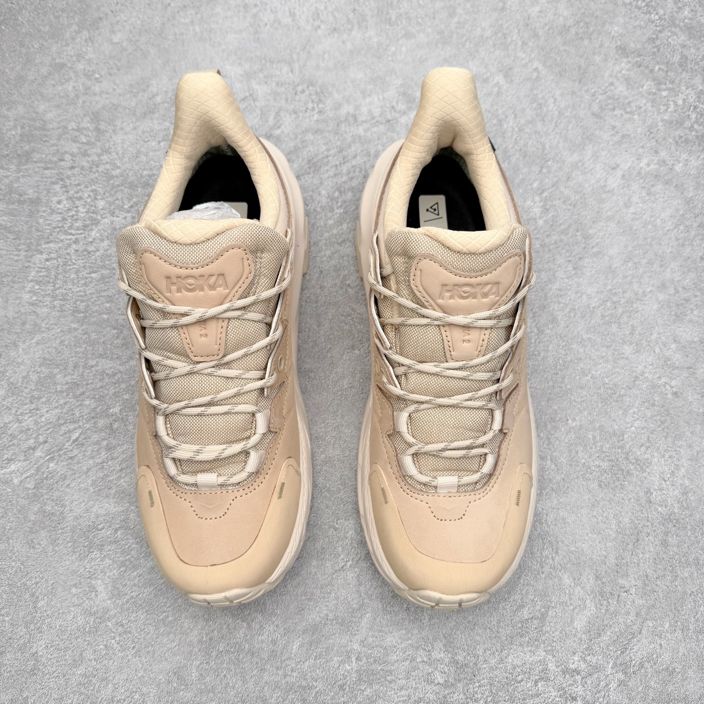 图片[2]-＃纯原福利 HOKA ONE ONE Kaha 2 GTX 耐磨減震低帮户外功能运动鞋 具有品着的重量与坐垫比 可提供顶级性能和顶级毛绒 这款低帮徒步旅行者采用带 SwallowTail™ 几何形状的HUBBLE® 鞋跟进行了更新 配备带牵引凸耳的 Vibram® Megagrip 以增加地面接触 这款开创性款式精心制作 采用GORE-TEX 鞋类面料和再生纺织品 尺码：40 40.5 41 42 42.5 43 44 44.5 45 46-选品中心