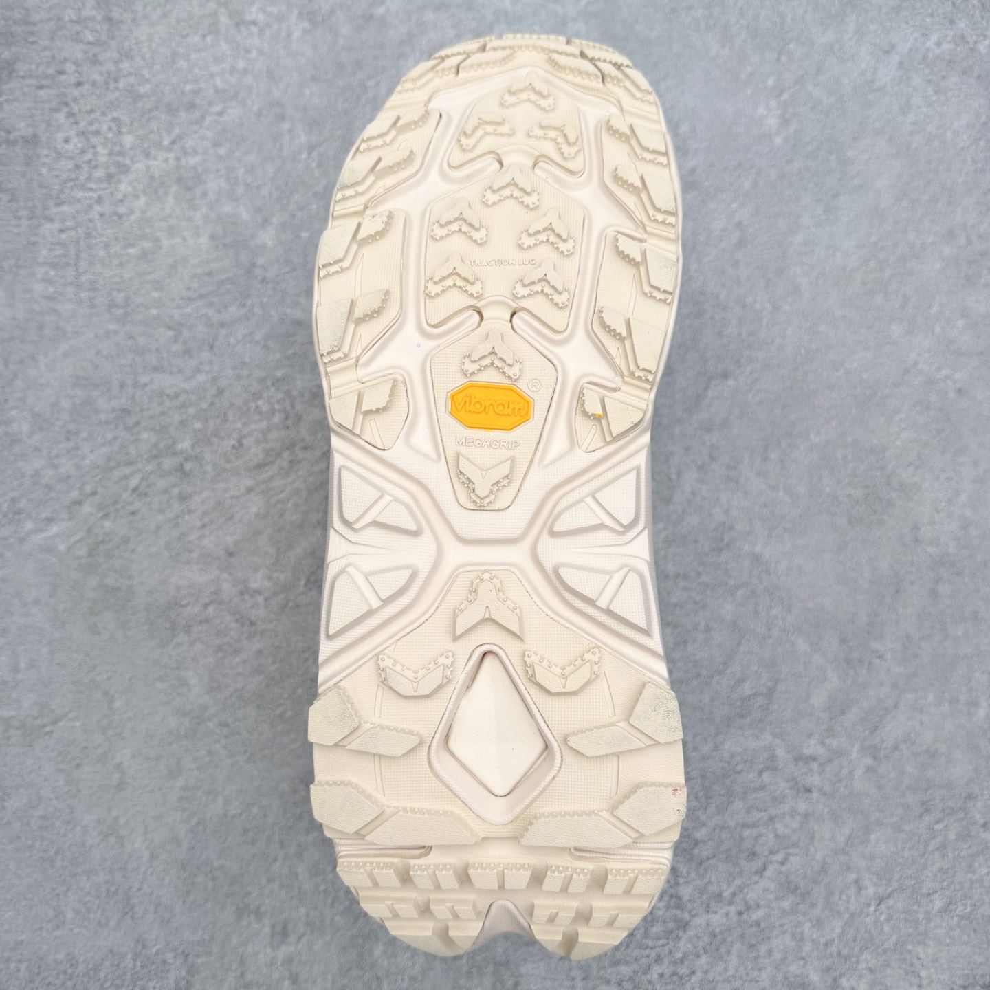 图片[9]-＃纯原福利 HOKA ONE ONE Kaha 2 GTX 耐磨減震高帮户外功能运动鞋 具有品着的重量与坐垫比 可提供顶级性能和顶级毛绒 这款低帮徒步旅行者采用带 SwallowTail™ 几何形状的HUBBLE® 鞋跟进行了更新 配备带牵引凸耳的 Vibram® Megagrip 以增加地面接触 这款开创性款式精心制作 采用GORE-TEX 鞋类面料和再生纺织品 尺码：40 40.5 41 42 42.5 43 44 44.5 45 46-选品中心