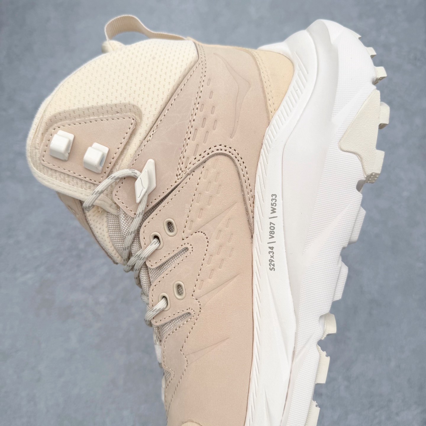 图片[7]-＃纯原福利 HOKA ONE ONE Kaha 2 GTX 耐磨減震高帮户外功能运动鞋 具有品着的重量与坐垫比 可提供顶级性能和顶级毛绒 这款低帮徒步旅行者采用带 SwallowTail™ 几何形状的HUBBLE® 鞋跟进行了更新 配备带牵引凸耳的 Vibram® Megagrip 以增加地面接触 这款开创性款式精心制作 采用GORE-TEX 鞋类面料和再生纺织品 尺码：40 40.5 41 42 42.5 43 44 44.5 45 46-选品中心