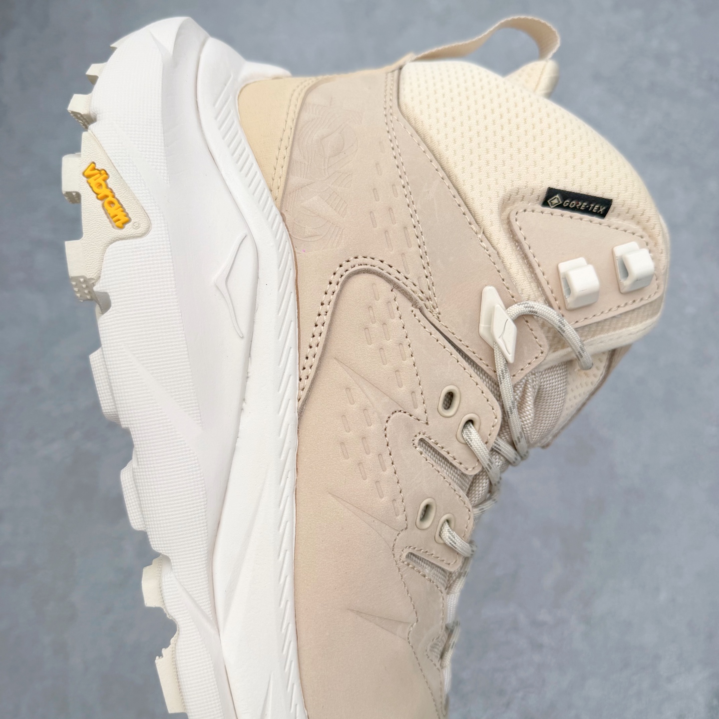 图片[6]-＃纯原福利 HOKA ONE ONE Kaha 2 GTX 耐磨減震高帮户外功能运动鞋 具有品着的重量与坐垫比 可提供顶级性能和顶级毛绒 这款低帮徒步旅行者采用带 SwallowTail™ 几何形状的HUBBLE® 鞋跟进行了更新 配备带牵引凸耳的 Vibram® Megagrip 以增加地面接触 这款开创性款式精心制作 采用GORE-TEX 鞋类面料和再生纺织品 尺码：40 40.5 41 42 42.5 43 44 44.5 45 46-选品中心