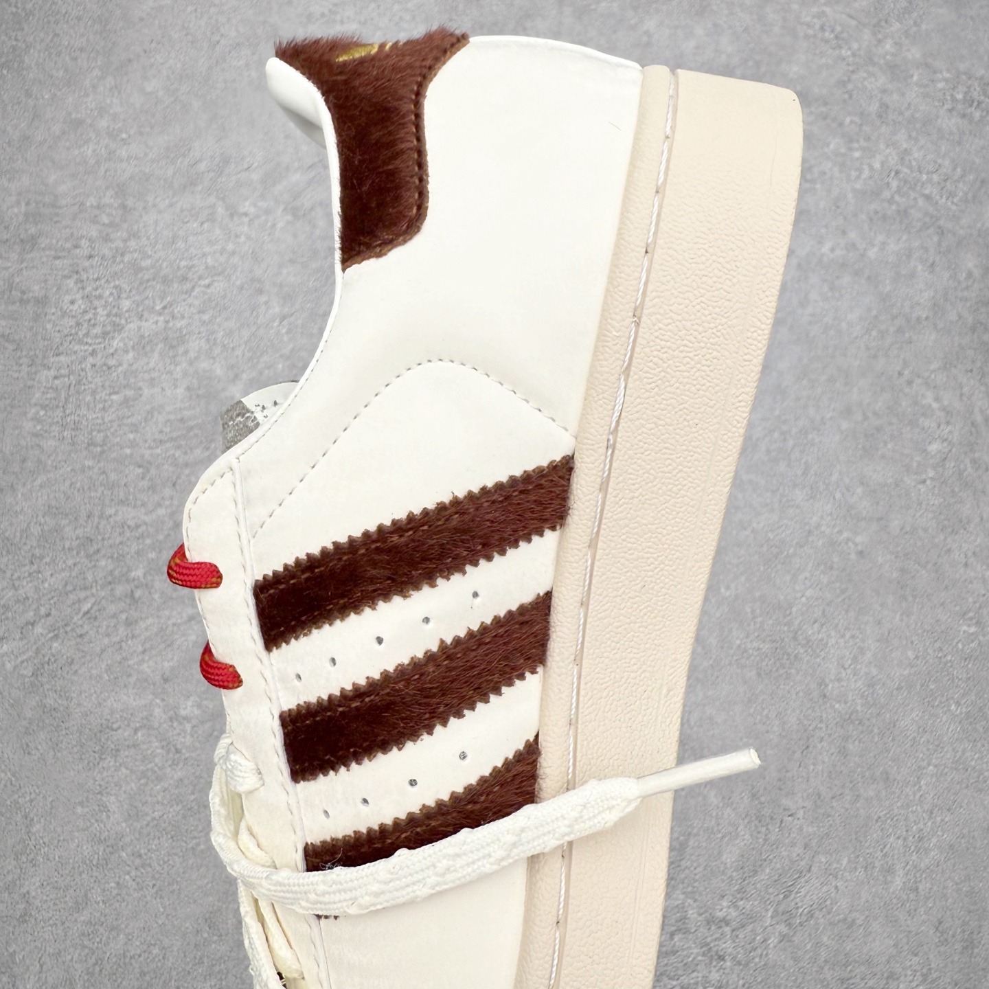 图片[7]-AD Originals Superstar 经典复古贝壳头板鞋 KJ6293 诞生于1969年 是第一双将全皮面鞋 身与橡胶鞋头结合在一起的低帮篮球鞋 Superstar最开始 是作为高帮篮球鞋Pro Model的低帮版本而出现的 但因为其独特和醒目的橡胶鞋头造型而让大家熟知 被大家形象地称为\\\”shelltoe\\\”贝壳头 在70年代的美国职业篮球场上 接近3/4的NBA球员都将这双Superstar作为场上用鞋 80年代之后 经过不断的改良和发展 Superstar逐渐成为横跨时装、音乐、街头文化、休闲和运动等各大领域的时尚潮鞋 尺码：36 36.5 37 38 38.5 39 40 40.5 41 42 42.5 43 44 44.5 45-选品中心