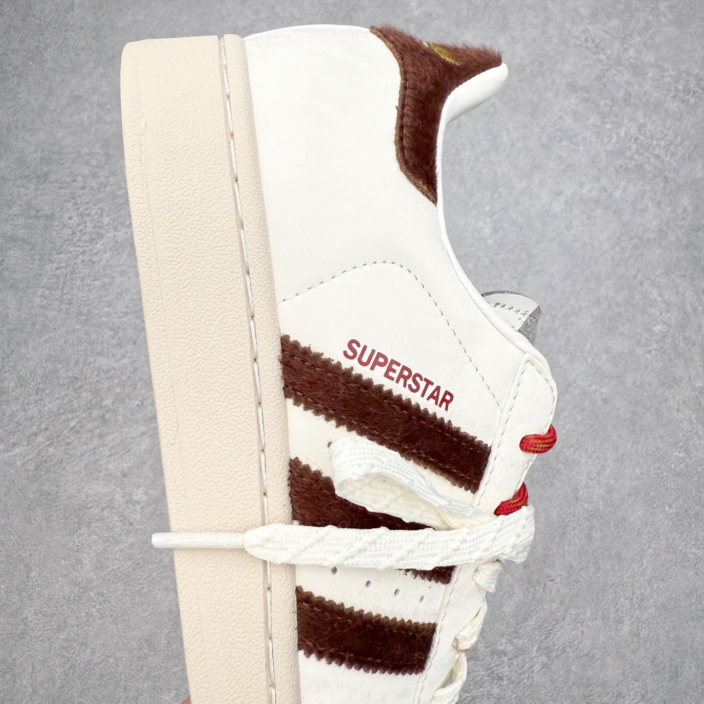 图片[6]-AD Originals Superstar 经典复古贝壳头板鞋 KJ6293 诞生于1969年 是第一双将全皮面鞋 身与橡胶鞋头结合在一起的低帮篮球鞋 Superstar最开始 是作为高帮篮球鞋Pro Model的低帮版本而出现的 但因为其独特和醒目的橡胶鞋头造型而让大家熟知 被大家形象地称为\\\”shelltoe\\\”贝壳头 在70年代的美国职业篮球场上 接近3/4的NBA球员都将这双Superstar作为场上用鞋 80年代之后 经过不断的改良和发展 Superstar逐渐成为横跨时装、音乐、街头文化、休闲和运动等各大领域的时尚潮鞋 尺码：36 36.5 37 38 38.5 39 40 40.5 41 42 42.5 43 44 44.5 45-选品中心