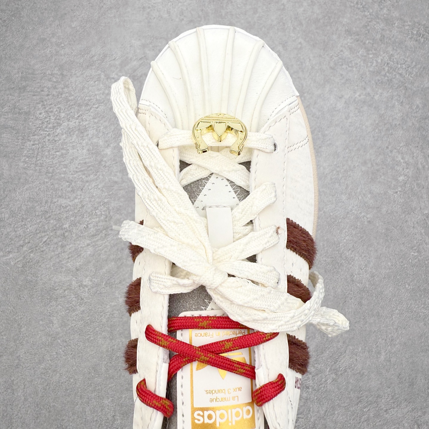 图片[4]-AD Originals Superstar 经典复古贝壳头板鞋 KJ6293 诞生于1969年 是第一双将全皮面鞋 身与橡胶鞋头结合在一起的低帮篮球鞋 Superstar最开始 是作为高帮篮球鞋Pro Model的低帮版本而出现的 但因为其独特和醒目的橡胶鞋头造型而让大家熟知 被大家形象地称为\\\”shelltoe\\\”贝壳头 在70年代的美国职业篮球场上 接近3/4的NBA球员都将这双Superstar作为场上用鞋 80年代之后 经过不断的改良和发展 Superstar逐渐成为横跨时装、音乐、街头文化、休闲和运动等各大领域的时尚潮鞋 尺码：36 36.5 37 38 38.5 39 40 40.5 41 42 42.5 43 44 44.5 45-选品中心