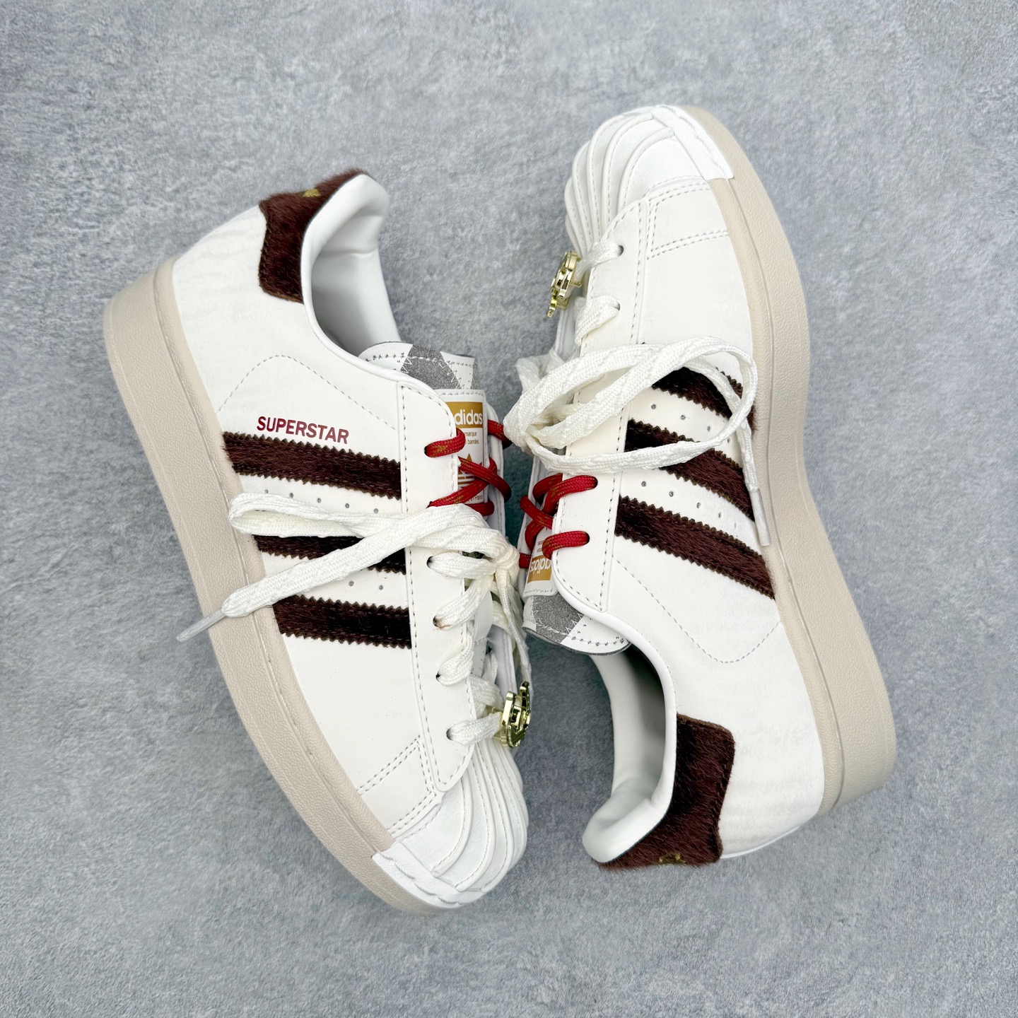 图片[3]-AD Originals Superstar 经典复古贝壳头板鞋 KJ6293 诞生于1969年 是第一双将全皮面鞋 身与橡胶鞋头结合在一起的低帮篮球鞋 Superstar最开始 是作为高帮篮球鞋Pro Model的低帮版本而出现的 但因为其独特和醒目的橡胶鞋头造型而让大家熟知 被大家形象地称为\\\”shelltoe\\\”贝壳头 在70年代的美国职业篮球场上 接近3/4的NBA球员都将这双Superstar作为场上用鞋 80年代之后 经过不断的改良和发展 Superstar逐渐成为横跨时装、音乐、街头文化、休闲和运动等各大领域的时尚潮鞋 尺码：36 36.5 37 38 38.5 39 40 40.5 41 42 42.5 43 44 44.5 45-选品中心