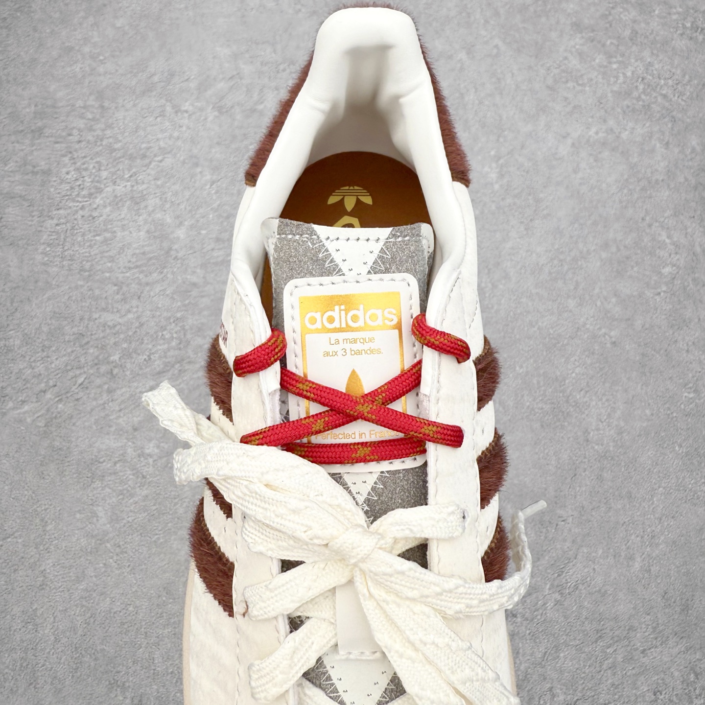 图片[5]-AD Originals Superstar 经典复古贝壳头板鞋 KJ6293 诞生于1969年 是第一双将全皮面鞋 身与橡胶鞋头结合在一起的低帮篮球鞋 Superstar最开始 是作为高帮篮球鞋Pro Model的低帮版本而出现的 但因为其独特和醒目的橡胶鞋头造型而让大家熟知 被大家形象地称为\\\”shelltoe\\\”贝壳头 在70年代的美国职业篮球场上 接近3/4的NBA球员都将这双Superstar作为场上用鞋 80年代之后 经过不断的改良和发展 Superstar逐渐成为横跨时装、音乐、街头文化、休闲和运动等各大领域的时尚潮鞋 尺码：36 36.5 37 38 38.5 39 40 40.5 41 42 42.5 43 44 44.5 45-选品中心