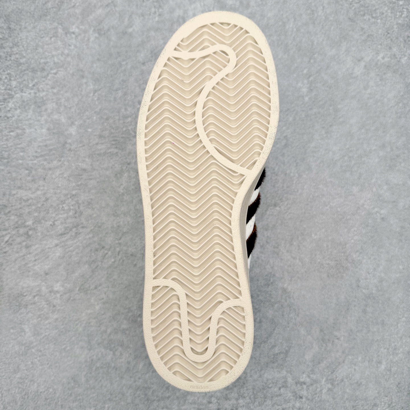 图片[9]-AD Originals Superstar 经典复古贝壳头板鞋 KJ6293 诞生于1969年 是第一双将全皮面鞋 身与橡胶鞋头结合在一起的低帮篮球鞋 Superstar最开始 是作为高帮篮球鞋Pro Model的低帮版本而出现的 但因为其独特和醒目的橡胶鞋头造型而让大家熟知 被大家形象地称为\\\”shelltoe\\\”贝壳头 在70年代的美国职业篮球场上 接近3/4的NBA球员都将这双Superstar作为场上用鞋 80年代之后 经过不断的改良和发展 Superstar逐渐成为横跨时装、音乐、街头文化、休闲和运动等各大领域的时尚潮鞋 尺码：36 36.5 37 38 38.5 39 40 40.5 41 42 42.5 43 44 44.5 45-选品中心