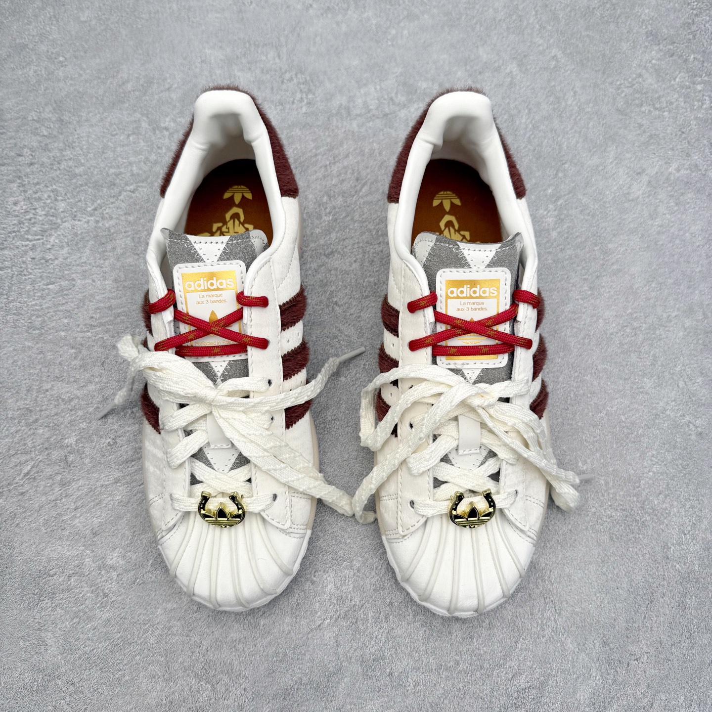 图片[2]-AD Originals Superstar 经典复古贝壳头板鞋 KJ6293 诞生于1969年 是第一双将全皮面鞋 身与橡胶鞋头结合在一起的低帮篮球鞋 Superstar最开始 是作为高帮篮球鞋Pro Model的低帮版本而出现的 但因为其独特和醒目的橡胶鞋头造型而让大家熟知 被大家形象地称为\\\”shelltoe\\\”贝壳头 在70年代的美国职业篮球场上 接近3/4的NBA球员都将这双Superstar作为场上用鞋 80年代之后 经过不断的改良和发展 Superstar逐渐成为横跨时装、音乐、街头文化、休闲和运动等各大领域的时尚潮鞋 尺码：36 36.5 37 38 38.5 39 40 40.5 41 42 42.5 43 44 44.5 45-选品中心