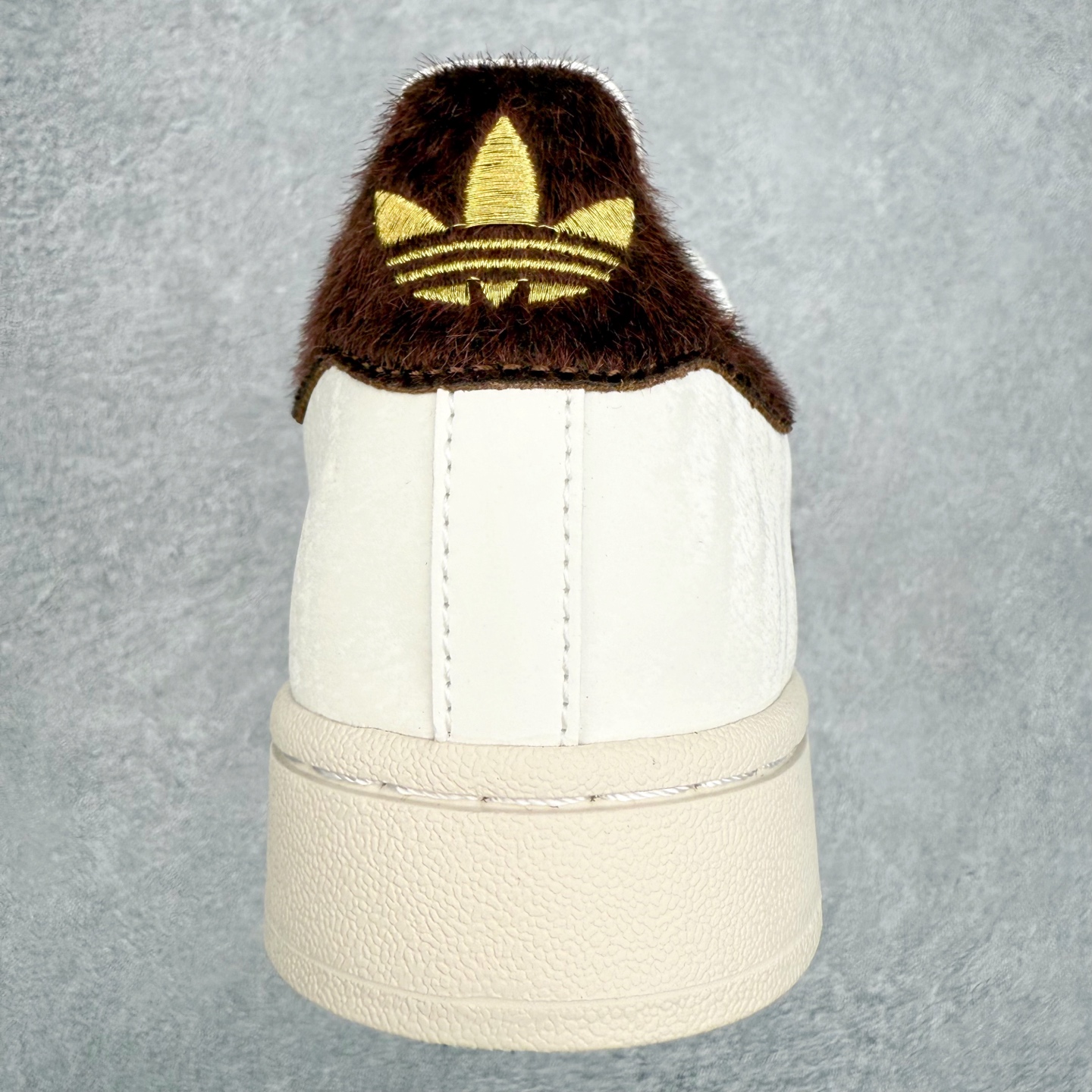 图片[8]-AD Originals Superstar 经典复古贝壳头板鞋 KJ6293 诞生于1969年 是第一双将全皮面鞋 身与橡胶鞋头结合在一起的低帮篮球鞋 Superstar最开始 是作为高帮篮球鞋Pro Model的低帮版本而出现的 但因为其独特和醒目的橡胶鞋头造型而让大家熟知 被大家形象地称为\\\”shelltoe\\\”贝壳头 在70年代的美国职业篮球场上 接近3/4的NBA球员都将这双Superstar作为场上用鞋 80年代之后 经过不断的改良和发展 Superstar逐渐成为横跨时装、音乐、街头文化、休闲和运动等各大领域的时尚潮鞋 尺码：36 36.5 37 38 38.5 39 40 40.5 41 42 42.5 43 44 44.5 45-选品中心