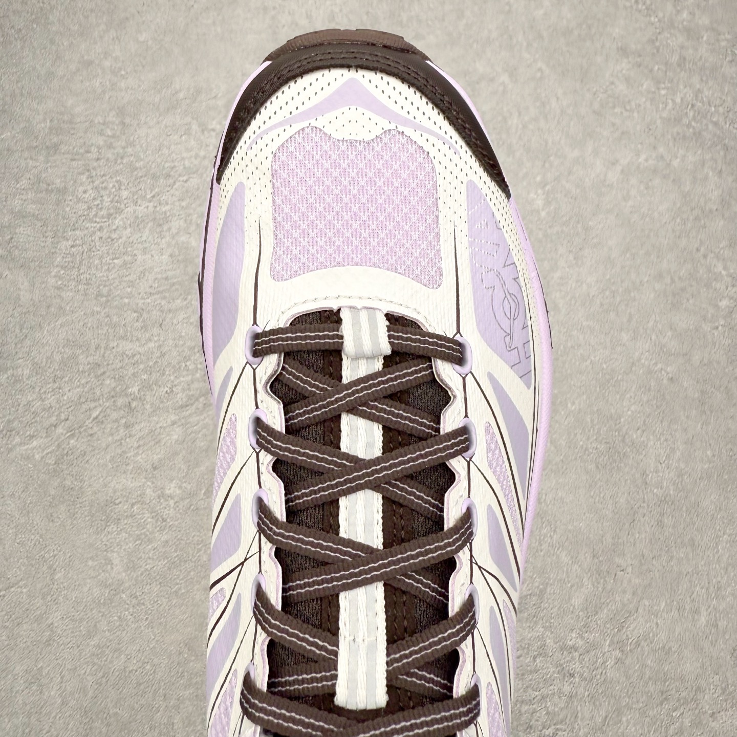 图片[4]-HOKA ONE ONE Mafate Speed 2 Low 玛法特2代系列低帮轻量户外越野休闲运动慢跑鞋 HOKA ONE ONE 最近推出了一个胶囊系列 Origin Story 这个系列里的 Mafate Speed 2 可以说让我日思夜想有一阵子了 最近终于拔草 让我来分享一下这双也是上脚赞到爆的越野跑鞋吧 以阿尔卑斯山脉作为主题将亮黄色与蓝色调覆盖在这经典轮廓之上 配色的呈现效果相当亮眼 以至于很多人买这个配色是用来日常搭配的 鞋面采用超轻的无缝架构 轻薄的TPU贴在透气的鞋面材料上 减轻重量同时也保证了支撑性 鞋底则采用滚动平衡技术 引导跑者回归自然步态 祖传的神奇EVA材质中底依旧是一如既往地表现优秀 能提供充足的缓震 作为HOKA家的越野跑鞋 VIBRAM 橡胶大底也是必不可少的 即便在复杂湿滑的地形 依旧能有良好的抓地力及稳定性 鞋带采用了弹性不易松脱的扁宽弹性鞋带 前掌与中掌部分也进行了加宽 也更加适合亚洲人的脚型 是一款十分全面且足够强悍的户外硬核越野鞋 而这双极其亮眼的越野跑鞋恰好又是在江山一百中参赛的UTMB冠军 Ludovic POMMERET 夺冠时穿着的战靴 这就让它变得更加有吸引力了 用来日常搭配的话短裤是基本不挑 长裤我个人推荐阔腿裤 工装裤以及各种长筒牛仔裤都可以 尺码：36 36.5 37.5 38 38.5 39 40 40.5 41 42 42.5 43 44 44.5 45-选品中心