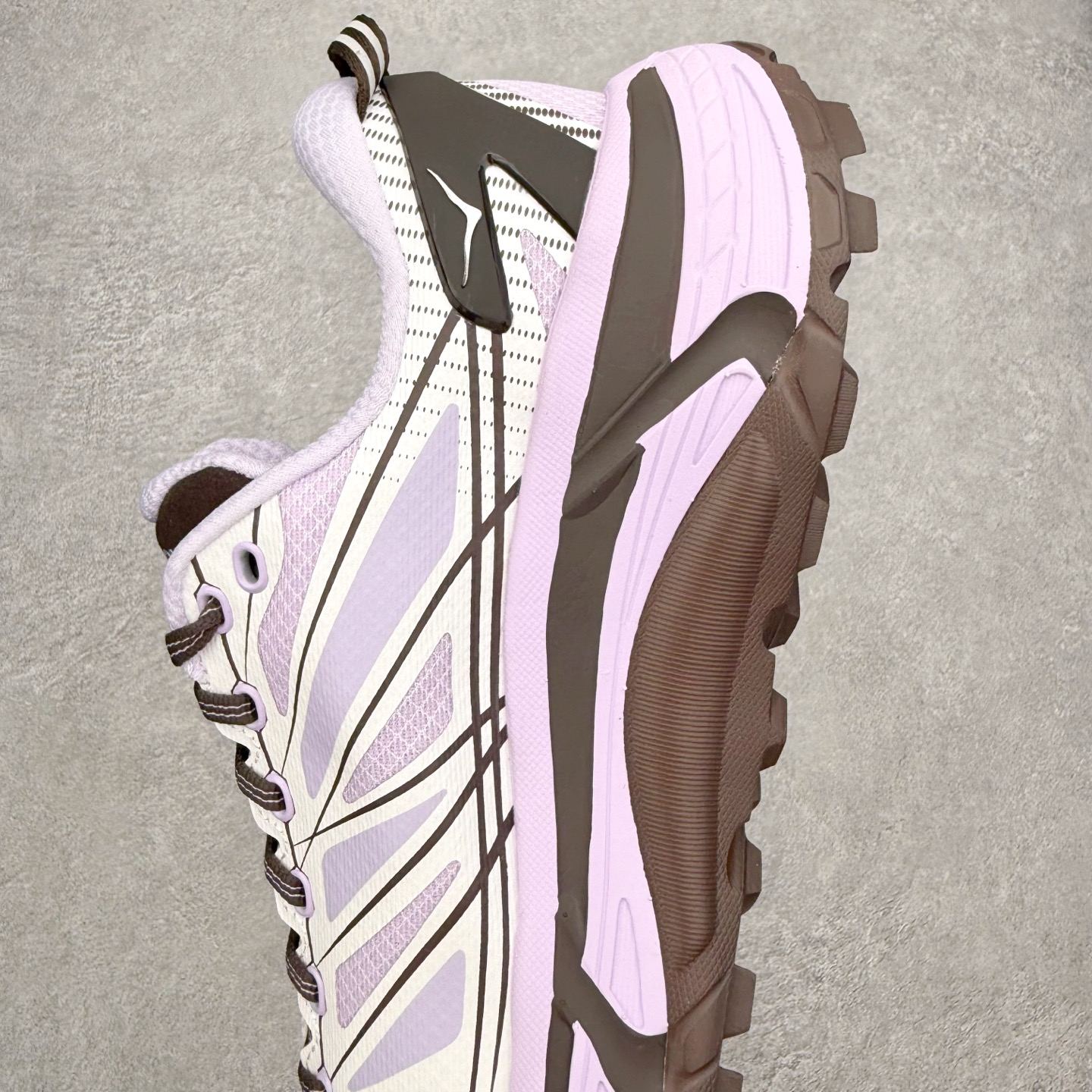 图片[7]-HOKA ONE ONE Mafate Speed 2 Low 玛法特2代系列低帮轻量户外越野休闲运动慢跑鞋 HOKA ONE ONE 最近推出了一个胶囊系列 Origin Story 这个系列里的 Mafate Speed 2 可以说让我日思夜想有一阵子了 最近终于拔草 让我来分享一下这双也是上脚赞到爆的越野跑鞋吧 以阿尔卑斯山脉作为主题将亮黄色与蓝色调覆盖在这经典轮廓之上 配色的呈现效果相当亮眼 以至于很多人买这个配色是用来日常搭配的 鞋面采用超轻的无缝架构 轻薄的TPU贴在透气的鞋面材料上 减轻重量同时也保证了支撑性 鞋底则采用滚动平衡技术 引导跑者回归自然步态 祖传的神奇EVA材质中底依旧是一如既往地表现优秀 能提供充足的缓震 作为HOKA家的越野跑鞋 VIBRAM 橡胶大底也是必不可少的 即便在复杂湿滑的地形 依旧能有良好的抓地力及稳定性 鞋带采用了弹性不易松脱的扁宽弹性鞋带 前掌与中掌部分也进行了加宽 也更加适合亚洲人的脚型 是一款十分全面且足够强悍的户外硬核越野鞋 而这双极其亮眼的越野跑鞋恰好又是在江山一百中参赛的UTMB冠军 Ludovic POMMERET 夺冠时穿着的战靴 这就让它变得更加有吸引力了 用来日常搭配的话短裤是基本不挑 长裤我个人推荐阔腿裤 工装裤以及各种长筒牛仔裤都可以 尺码：36 36.5 37.5 38 38.5 39 40 40.5 41 42 42.5 43 44 44.5 45-选品中心