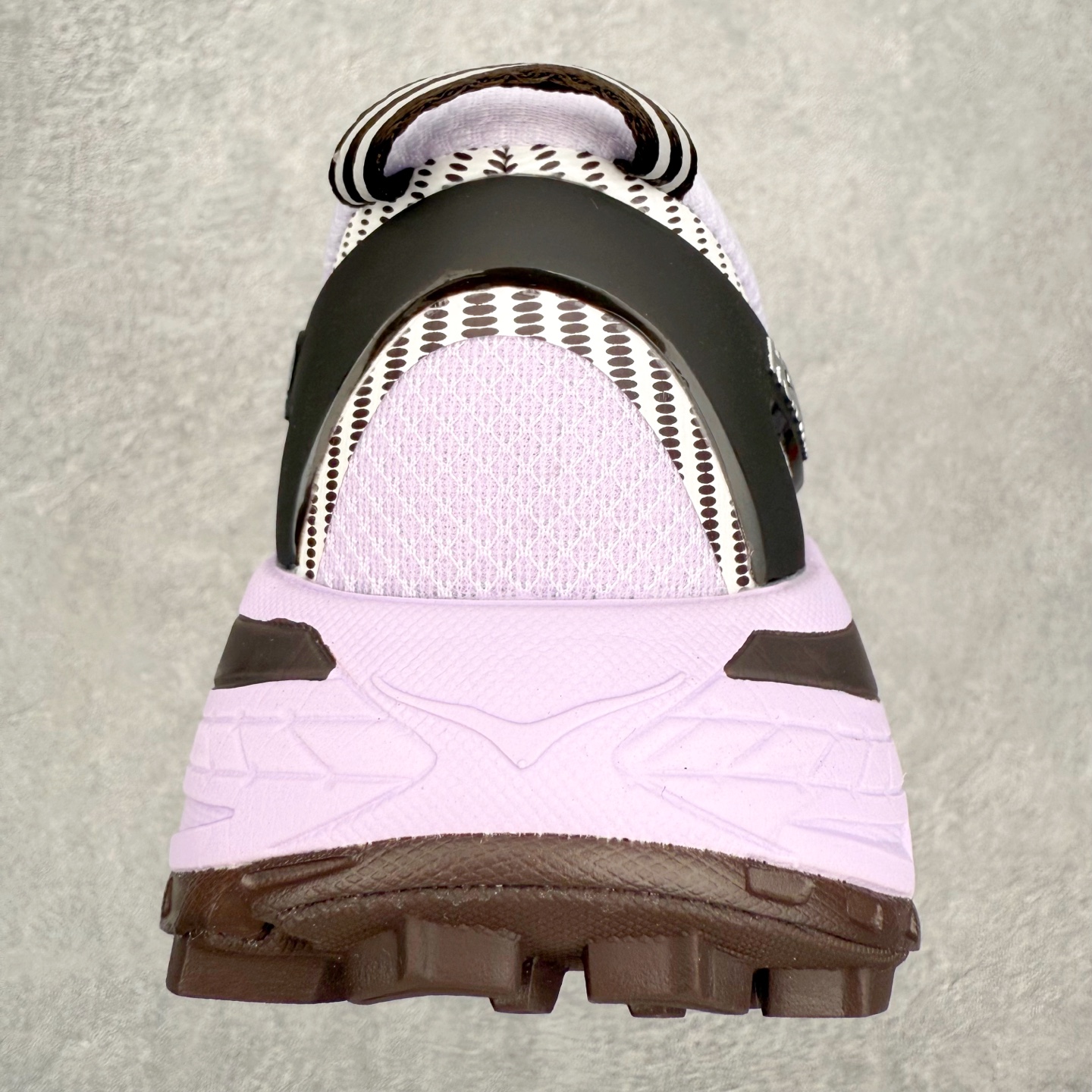 图片[8]-HOKA ONE ONE Mafate Speed 2 Low 玛法特2代系列低帮轻量户外越野休闲运动慢跑鞋 HOKA ONE ONE 最近推出了一个胶囊系列 Origin Story 这个系列里的 Mafate Speed 2 可以说让我日思夜想有一阵子了 最近终于拔草 让我来分享一下这双也是上脚赞到爆的越野跑鞋吧 以阿尔卑斯山脉作为主题将亮黄色与蓝色调覆盖在这经典轮廓之上 配色的呈现效果相当亮眼 以至于很多人买这个配色是用来日常搭配的 鞋面采用超轻的无缝架构 轻薄的TPU贴在透气的鞋面材料上 减轻重量同时也保证了支撑性 鞋底则采用滚动平衡技术 引导跑者回归自然步态 祖传的神奇EVA材质中底依旧是一如既往地表现优秀 能提供充足的缓震 作为HOKA家的越野跑鞋 VIBRAM 橡胶大底也是必不可少的 即便在复杂湿滑的地形 依旧能有良好的抓地力及稳定性 鞋带采用了弹性不易松脱的扁宽弹性鞋带 前掌与中掌部分也进行了加宽 也更加适合亚洲人的脚型 是一款十分全面且足够强悍的户外硬核越野鞋 而这双极其亮眼的越野跑鞋恰好又是在江山一百中参赛的UTMB冠军 Ludovic POMMERET 夺冠时穿着的战靴 这就让它变得更加有吸引力了 用来日常搭配的话短裤是基本不挑 长裤我个人推荐阔腿裤 工装裤以及各种长筒牛仔裤都可以 尺码：36 36.5 37.5 38 38.5 39 40 40.5 41 42 42.5 43 44 44.5 45-选品中心