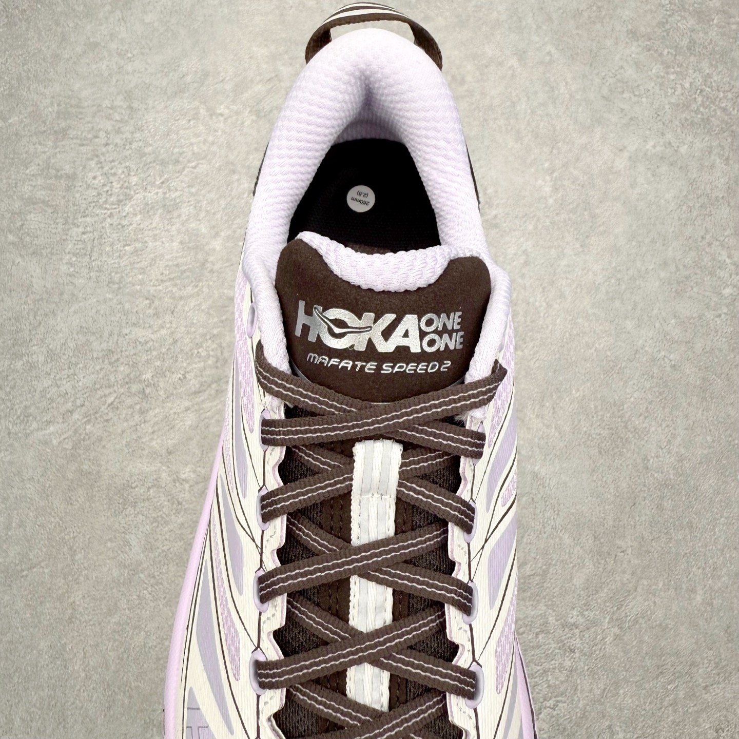 图片[5]-HOKA ONE ONE Mafate Speed 2 Low 玛法特2代系列低帮轻量户外越野休闲运动慢跑鞋 HOKA ONE ONE 最近推出了一个胶囊系列 Origin Story 这个系列里的 Mafate Speed 2 可以说让我日思夜想有一阵子了 最近终于拔草 让我来分享一下这双也是上脚赞到爆的越野跑鞋吧 以阿尔卑斯山脉作为主题将亮黄色与蓝色调覆盖在这经典轮廓之上 配色的呈现效果相当亮眼 以至于很多人买这个配色是用来日常搭配的 鞋面采用超轻的无缝架构 轻薄的TPU贴在透气的鞋面材料上 减轻重量同时也保证了支撑性 鞋底则采用滚动平衡技术 引导跑者回归自然步态 祖传的神奇EVA材质中底依旧是一如既往地表现优秀 能提供充足的缓震 作为HOKA家的越野跑鞋 VIBRAM 橡胶大底也是必不可少的 即便在复杂湿滑的地形 依旧能有良好的抓地力及稳定性 鞋带采用了弹性不易松脱的扁宽弹性鞋带 前掌与中掌部分也进行了加宽 也更加适合亚洲人的脚型 是一款十分全面且足够强悍的户外硬核越野鞋 而这双极其亮眼的越野跑鞋恰好又是在江山一百中参赛的UTMB冠军 Ludovic POMMERET 夺冠时穿着的战靴 这就让它变得更加有吸引力了 用来日常搭配的话短裤是基本不挑 长裤我个人推荐阔腿裤 工装裤以及各种长筒牛仔裤都可以 尺码：36 36.5 37.5 38 38.5 39 40 40.5 41 42 42.5 43 44 44.5 45-选品中心