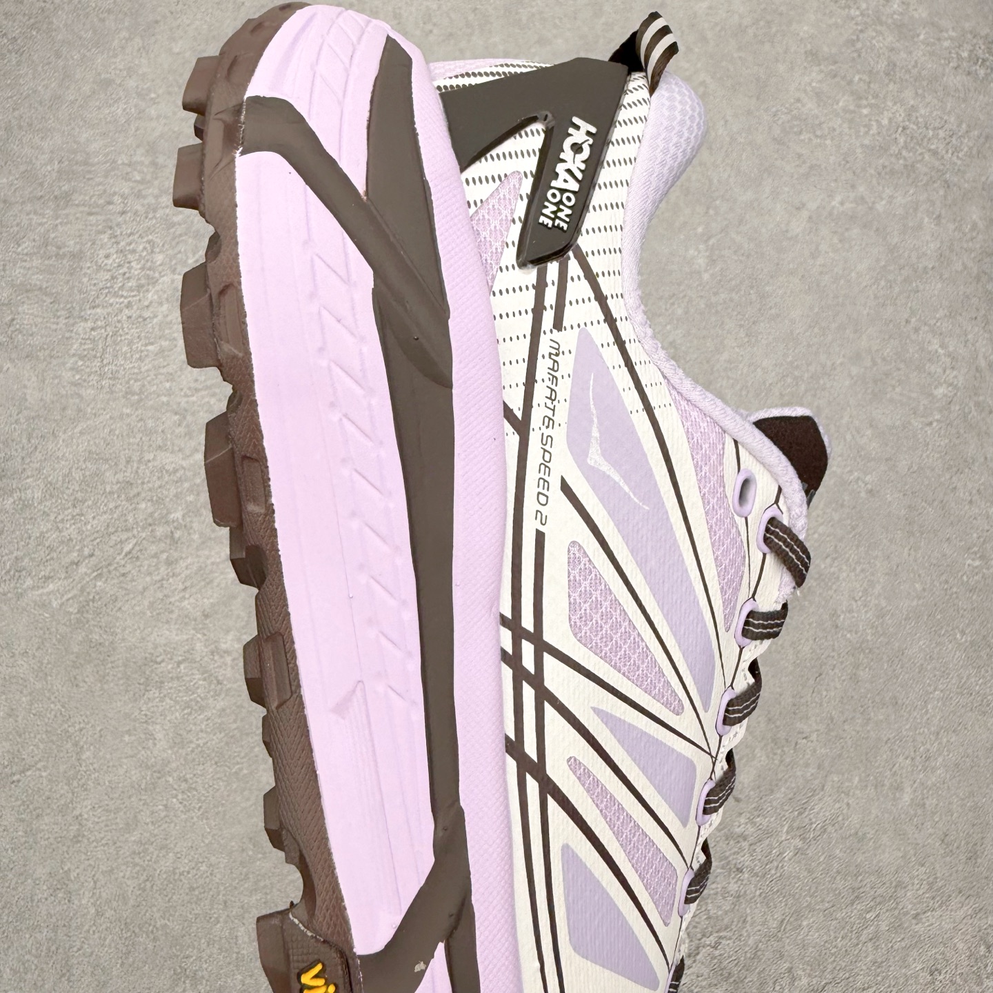 图片[6]-HOKA ONE ONE Mafate Speed 2 Low 玛法特2代系列低帮轻量户外越野休闲运动慢跑鞋 HOKA ONE ONE 最近推出了一个胶囊系列 Origin Story 这个系列里的 Mafate Speed 2 可以说让我日思夜想有一阵子了 最近终于拔草 让我来分享一下这双也是上脚赞到爆的越野跑鞋吧 以阿尔卑斯山脉作为主题将亮黄色与蓝色调覆盖在这经典轮廓之上 配色的呈现效果相当亮眼 以至于很多人买这个配色是用来日常搭配的 鞋面采用超轻的无缝架构 轻薄的TPU贴在透气的鞋面材料上 减轻重量同时也保证了支撑性 鞋底则采用滚动平衡技术 引导跑者回归自然步态 祖传的神奇EVA材质中底依旧是一如既往地表现优秀 能提供充足的缓震 作为HOKA家的越野跑鞋 VIBRAM 橡胶大底也是必不可少的 即便在复杂湿滑的地形 依旧能有良好的抓地力及稳定性 鞋带采用了弹性不易松脱的扁宽弹性鞋带 前掌与中掌部分也进行了加宽 也更加适合亚洲人的脚型 是一款十分全面且足够强悍的户外硬核越野鞋 而这双极其亮眼的越野跑鞋恰好又是在江山一百中参赛的UTMB冠军 Ludovic POMMERET 夺冠时穿着的战靴 这就让它变得更加有吸引力了 用来日常搭配的话短裤是基本不挑 长裤我个人推荐阔腿裤 工装裤以及各种长筒牛仔裤都可以 尺码：36 36.5 37.5 38 38.5 39 40 40.5 41 42 42.5 43 44 44.5 45-选品中心