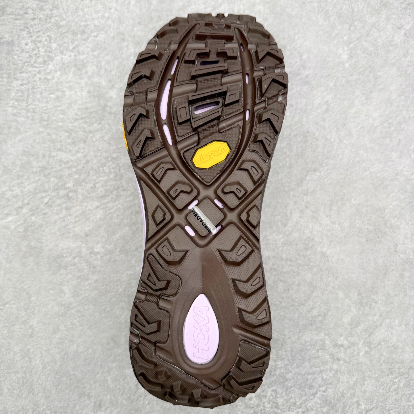 图片[9]-HOKA ONE ONE Mafate Speed 2 Low 玛法特2代系列低帮轻量户外越野休闲运动慢跑鞋 HOKA ONE ONE 最近推出了一个胶囊系列 Origin Story 这个系列里的 Mafate Speed 2 可以说让我日思夜想有一阵子了 最近终于拔草 让我来分享一下这双也是上脚赞到爆的越野跑鞋吧 以阿尔卑斯山脉作为主题将亮黄色与蓝色调覆盖在这经典轮廓之上 配色的呈现效果相当亮眼 以至于很多人买这个配色是用来日常搭配的 鞋面采用超轻的无缝架构 轻薄的TPU贴在透气的鞋面材料上 减轻重量同时也保证了支撑性 鞋底则采用滚动平衡技术 引导跑者回归自然步态 祖传的神奇EVA材质中底依旧是一如既往地表现优秀 能提供充足的缓震 作为HOKA家的越野跑鞋 VIBRAM 橡胶大底也是必不可少的 即便在复杂湿滑的地形 依旧能有良好的抓地力及稳定性 鞋带采用了弹性不易松脱的扁宽弹性鞋带 前掌与中掌部分也进行了加宽 也更加适合亚洲人的脚型 是一款十分全面且足够强悍的户外硬核越野鞋 而这双极其亮眼的越野跑鞋恰好又是在江山一百中参赛的UTMB冠军 Ludovic POMMERET 夺冠时穿着的战靴 这就让它变得更加有吸引力了 用来日常搭配的话短裤是基本不挑 长裤我个人推荐阔腿裤 工装裤以及各种长筒牛仔裤都可以 尺码：36 36.5 37.5 38 38.5 39 40 40.5 41 42 42.5 43 44 44.5 45-选品中心