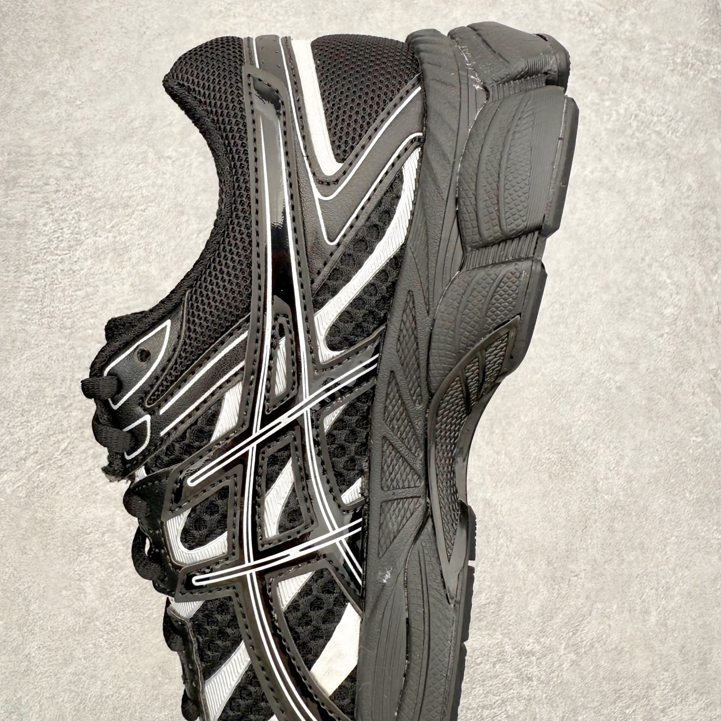 图片[7]-TOGA x ASICS Gel-Cumulus 16 TG 联名款舒适 低帮跑步鞋 男女同款 男女同款 ASICS（亚瑟士）是日本实业家鬼冢喜八郎创立的跑鞋运动品牌，名字想法源自著名的拉丁谚语“AnimaSana In Corpore Sano”，意为“健全的精神寓于强健的体魄”。正如其名字的含义，ASICS亚瑟士一直坚信保持身体的健康与活力是打造健康快乐的生活方式的最佳途径。亚瑟士的跑鞋、篮球鞋等系列集专业与美貌于一身，拥有极高的热度。2016年，ASICS在“2016年日本最佳全球品牌”排行榜名列第17名。尺码：36 37 37.5 38 39 39.5 40 40.5 41.5 42 42.5 43.5 44 45-选品中心