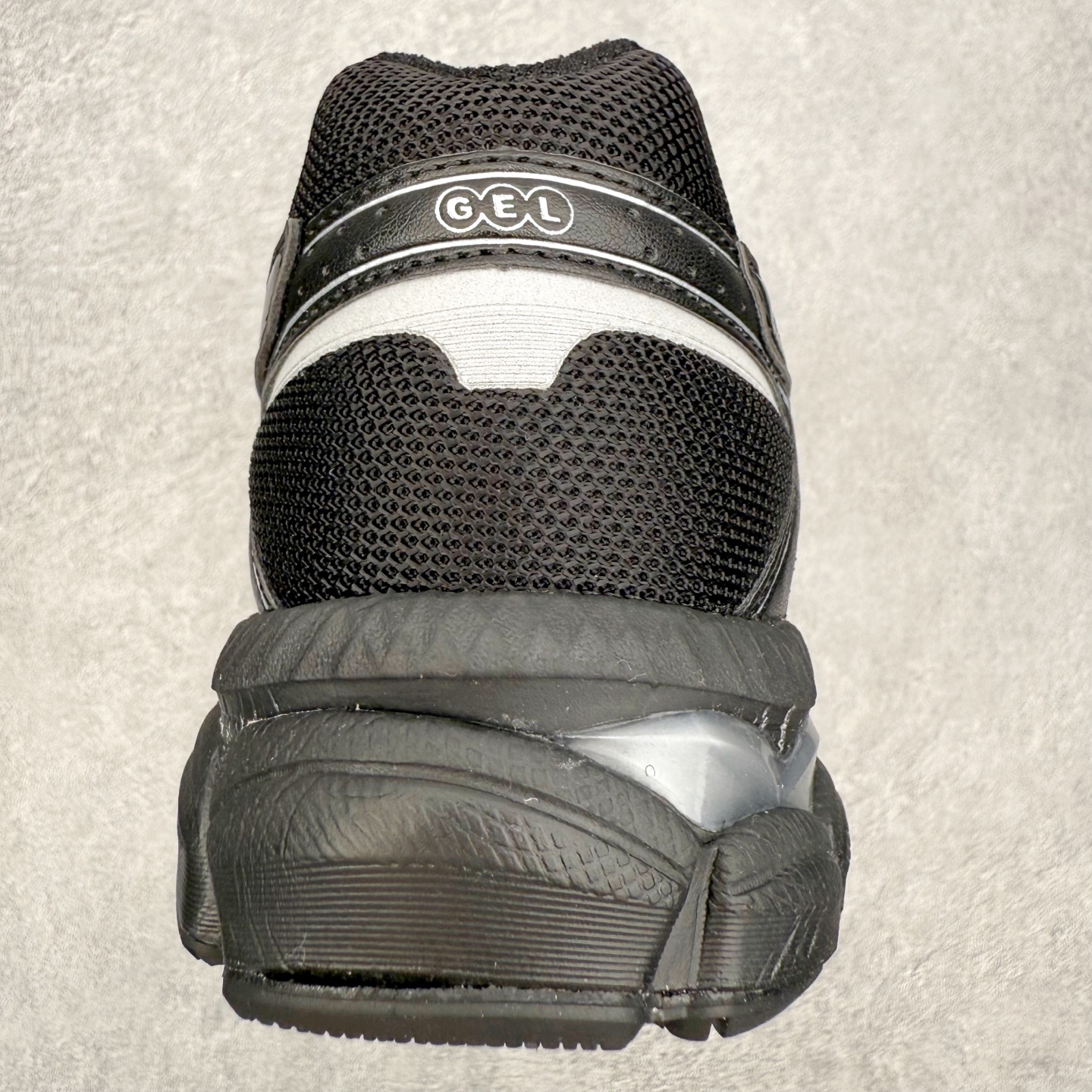 图片[8]-TOGA x ASICS Gel-Cumulus 16 TG 联名款舒适 低帮跑步鞋 男女同款 男女同款 ASICS（亚瑟士）是日本实业家鬼冢喜八郎创立的跑鞋运动品牌，名字想法源自著名的拉丁谚语“AnimaSana In Corpore Sano”，意为“健全的精神寓于强健的体魄”。正如其名字的含义，ASICS亚瑟士一直坚信保持身体的健康与活力是打造健康快乐的生活方式的最佳途径。亚瑟士的跑鞋、篮球鞋等系列集专业与美貌于一身，拥有极高的热度。2016年，ASICS在“2016年日本最佳全球品牌”排行榜名列第17名。尺码：36 37 37.5 38 39 39.5 40 40.5 41.5 42 42.5 43.5 44 45-选品中心