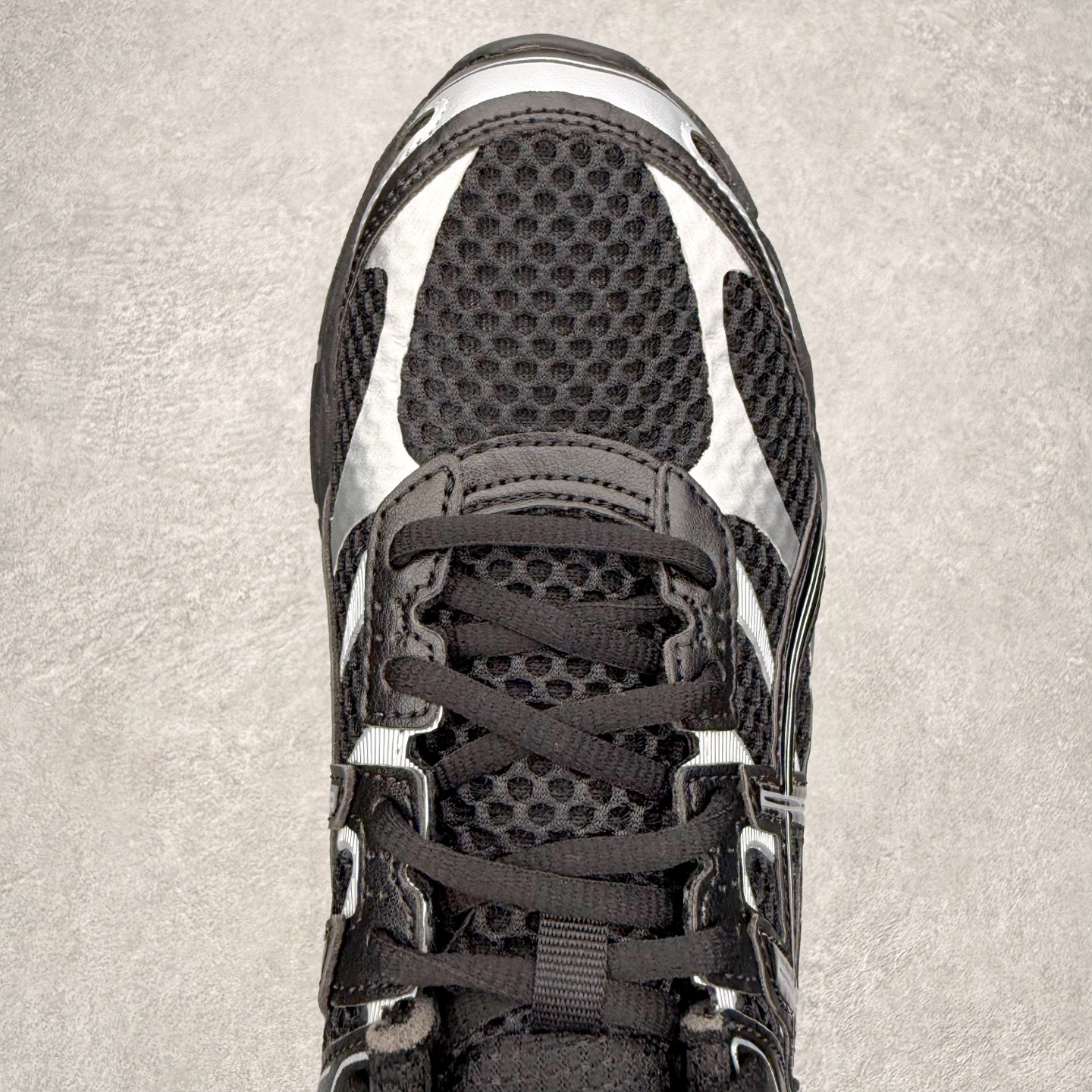 图片[4]-TOGA x ASICS Gel-Cumulus 16 TG 联名款舒适 低帮跑步鞋 男女同款 男女同款 ASICS（亚瑟士）是日本实业家鬼冢喜八郎创立的跑鞋运动品牌，名字想法源自著名的拉丁谚语“AnimaSana In Corpore Sano”，意为“健全的精神寓于强健的体魄”。正如其名字的含义，ASICS亚瑟士一直坚信保持身体的健康与活力是打造健康快乐的生活方式的最佳途径。亚瑟士的跑鞋、篮球鞋等系列集专业与美貌于一身，拥有极高的热度。2016年，ASICS在“2016年日本最佳全球品牌”排行榜名列第17名。尺码：36 37 37.5 38 39 39.5 40 40.5 41.5 42 42.5 43.5 44 45-选品中心