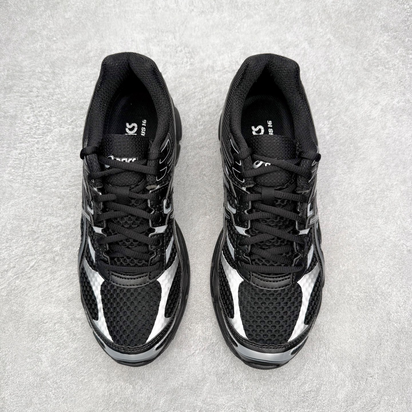 图片[2]-TOGA x ASICS Gel-Cumulus 16 TG 联名款舒适 低帮跑步鞋 男女同款 男女同款 ASICS（亚瑟士）是日本实业家鬼冢喜八郎创立的跑鞋运动品牌，名字想法源自著名的拉丁谚语“AnimaSana In Corpore Sano”，意为“健全的精神寓于强健的体魄”。正如其名字的含义，ASICS亚瑟士一直坚信保持身体的健康与活力是打造健康快乐的生活方式的最佳途径。亚瑟士的跑鞋、篮球鞋等系列集专业与美貌于一身，拥有极高的热度。2016年，ASICS在“2016年日本最佳全球品牌”排行榜名列第17名。尺码：36 37 37.5 38 39 39.5 40 40.5 41.5 42 42.5 43.5 44 45-选品中心